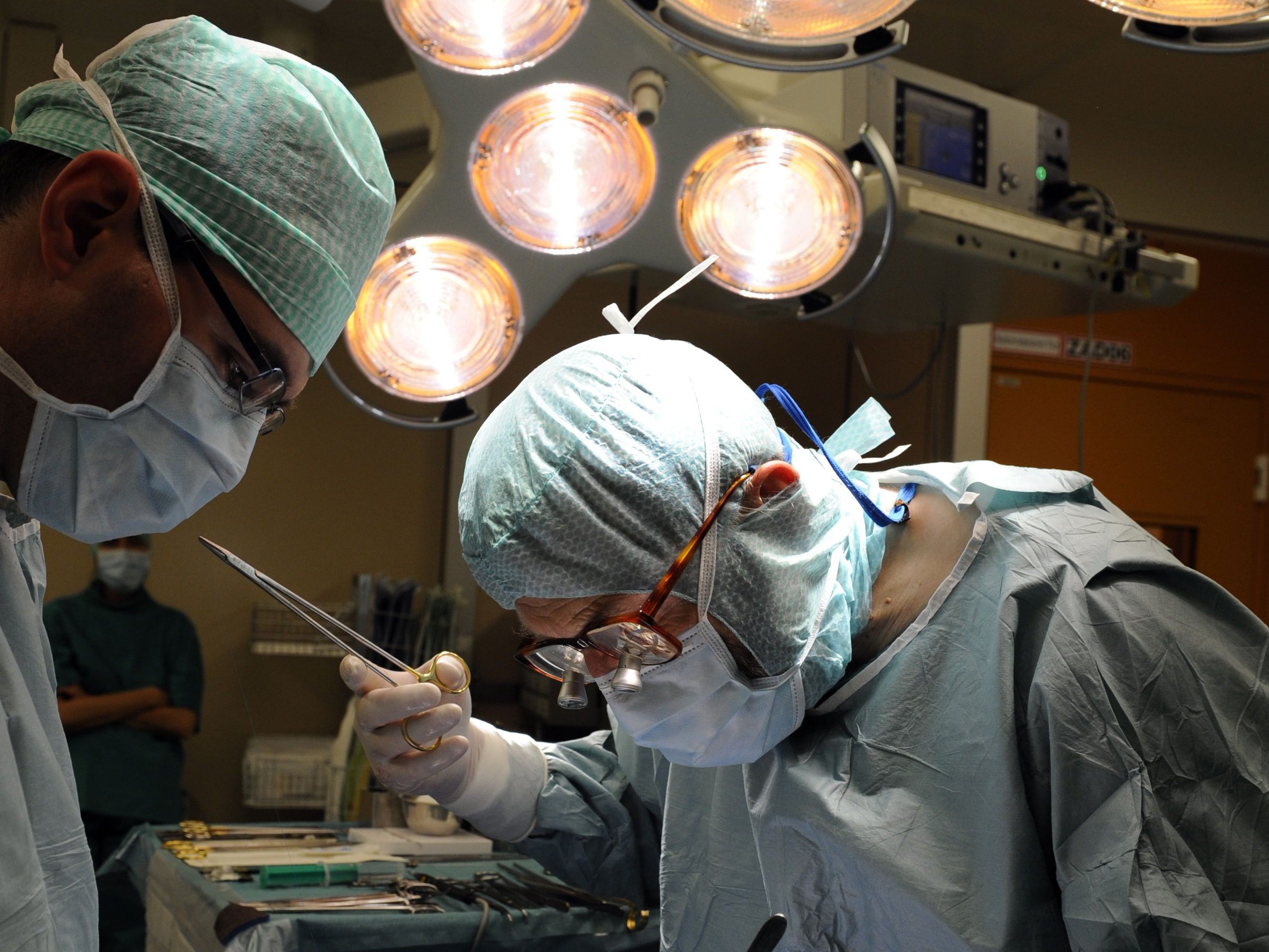 Vor allem bei Operationen im Sommer ist eine spezielle Körperhygiene besonders wichtig. Vor allem bei Operationen im Sommer ist eine spezielle Körperhygiene besonders wichtig.