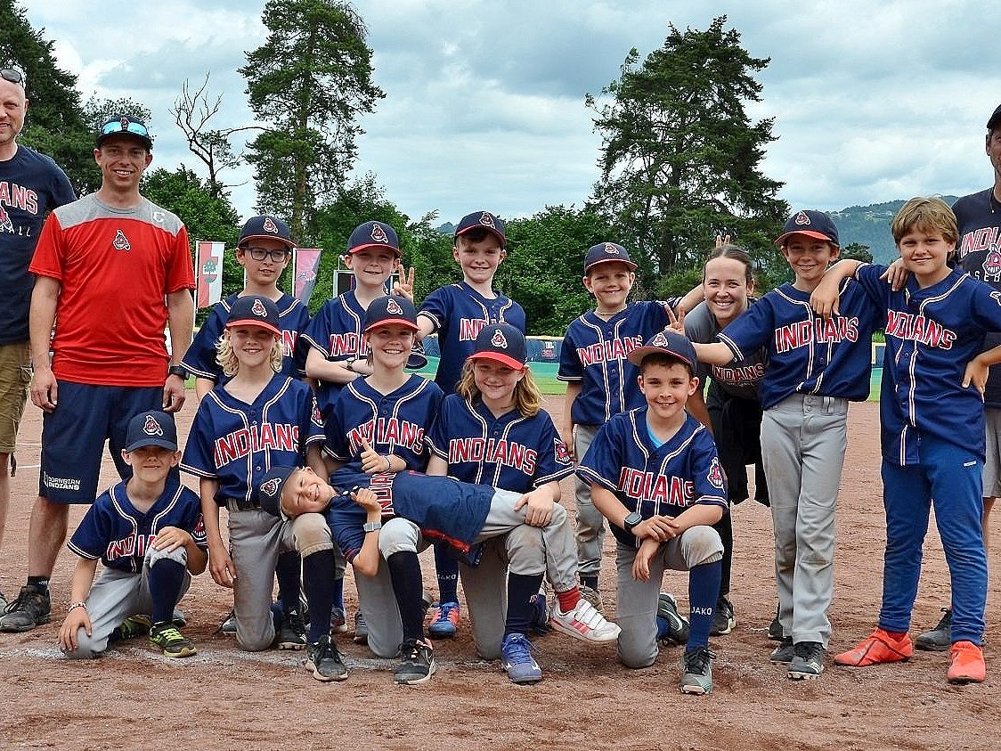 Trotz Niederlage war die Stimmung bei der U10 der Dornbirn Indians gut - der Spaß am Sport steht im Mittelpunkt. Trotz Niederlage war die Stimmung bei der U10 der Dornbirn Indians gut - der Spaß am Sport steht im Mittelpunkt.