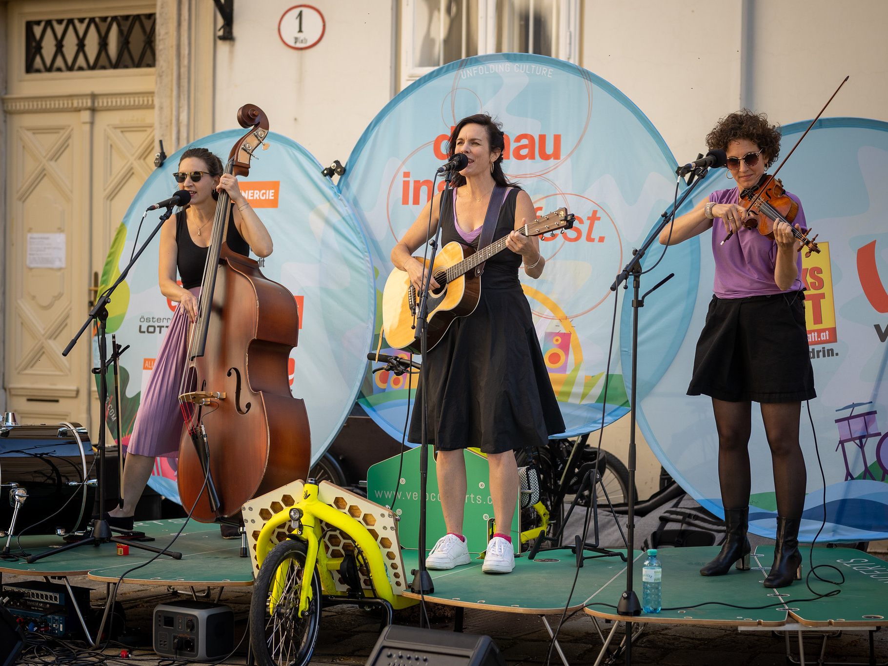 The Schick Sisters sorgten bei der #dif22-Bezirkstour in Woche 2 für gute Stimmung. The Schick Sisters sorgten bei der #dif22-Bezirkstour in Woche 2 für gute Stimmung.