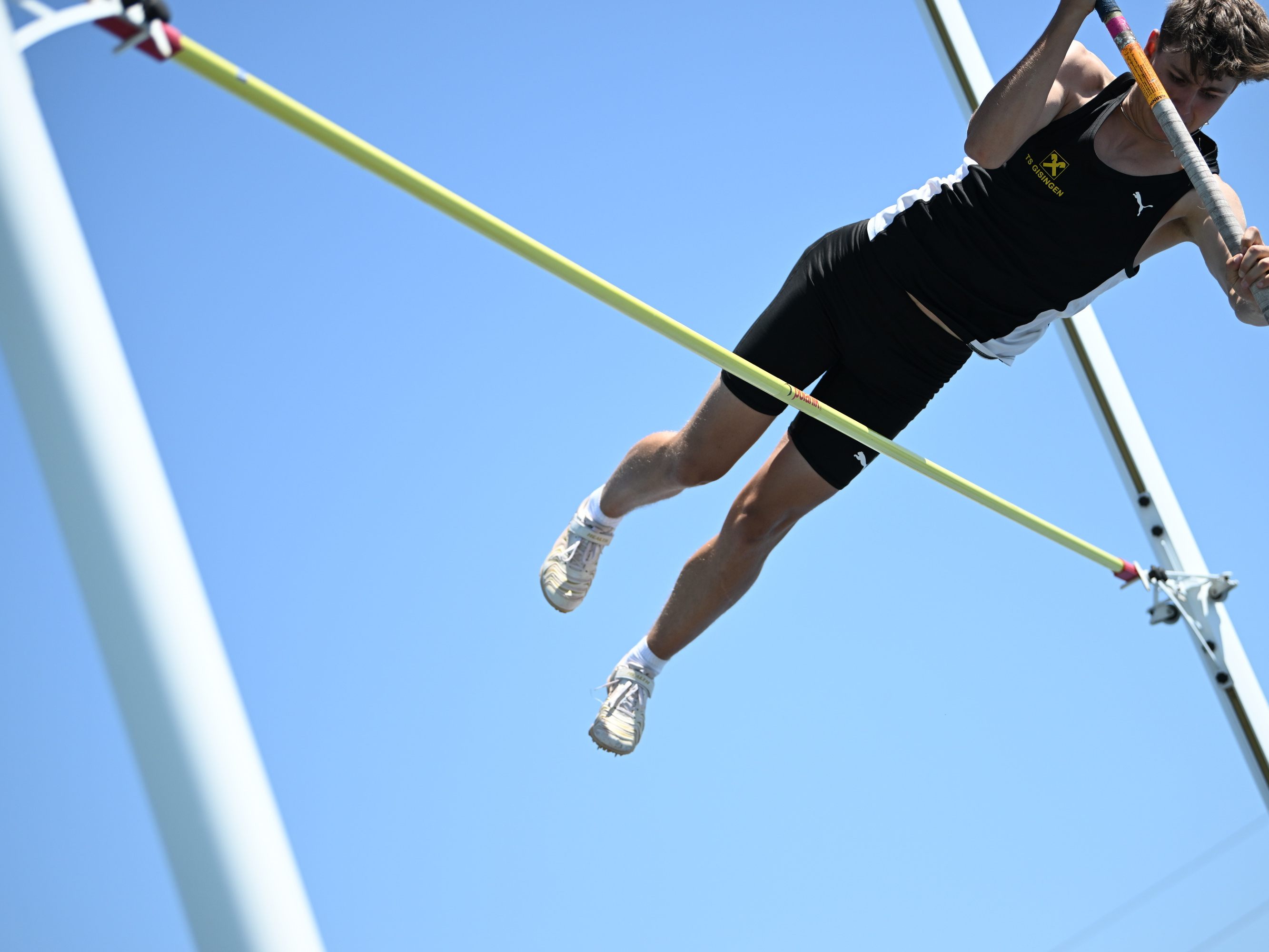 Julian Elender zeigt auf Julian Elender zeigt auf