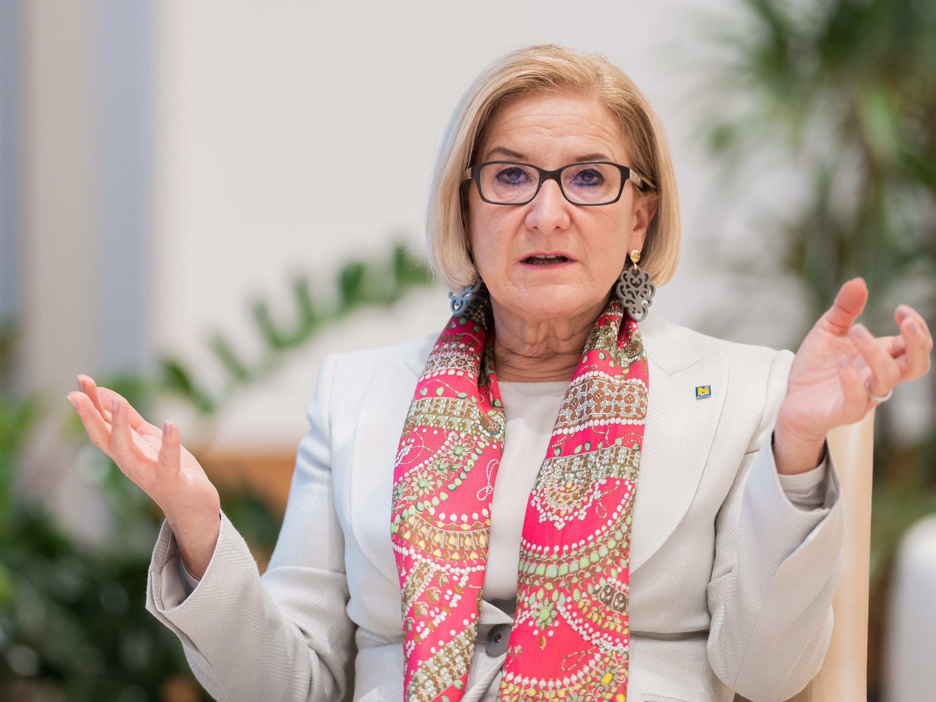 Johanna Mikl-Leitner muss sich für ihren "Spartipp" einige Kritik anhören. Johanna Mikl-Leitner muss sich für ihren "Spartipp" einige Kritik anhören.