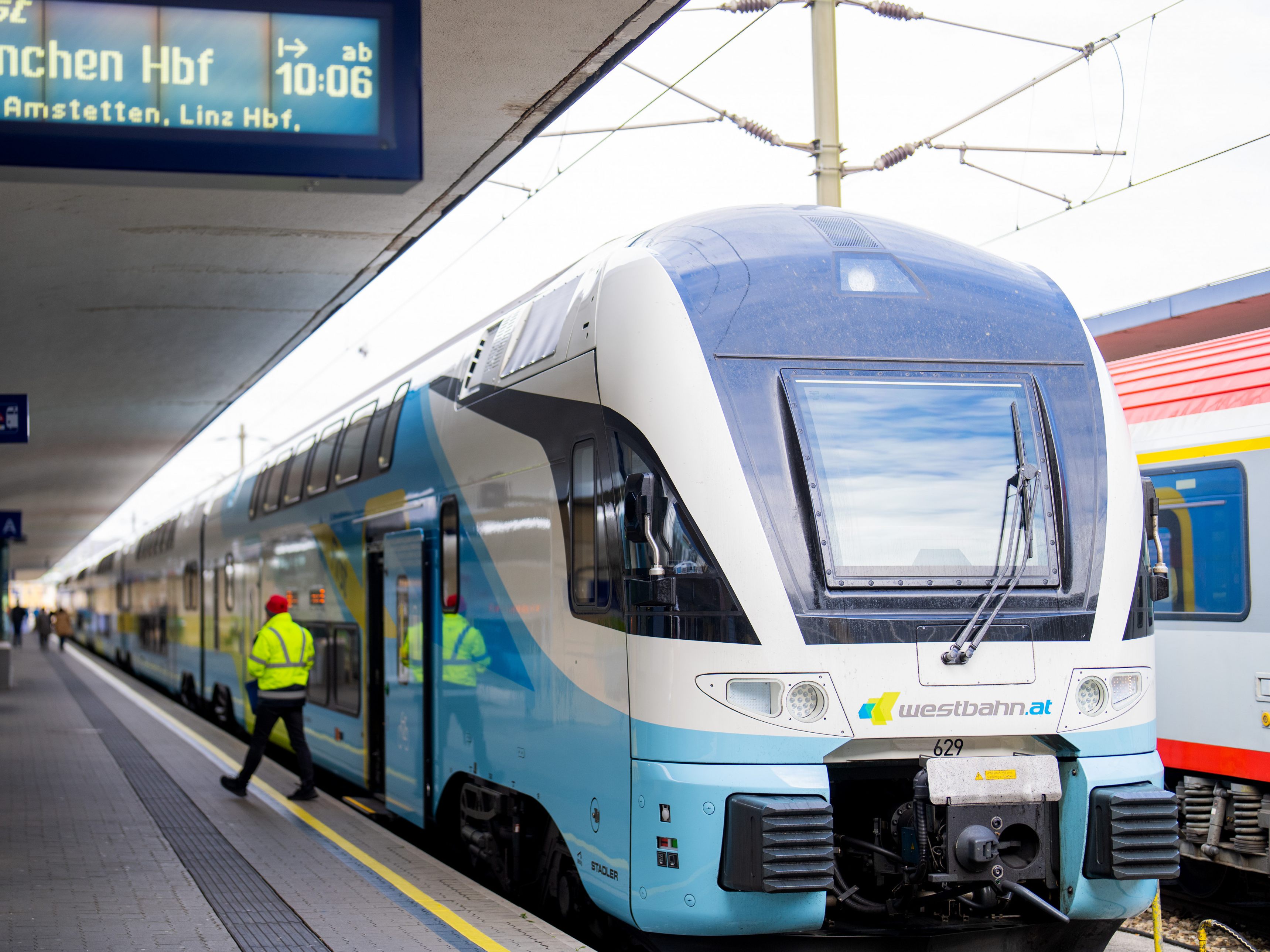 Mit dem SommerHit-Ticket der Westbahn können Jugendliche und junge Erwachsene günstig mit dem Zug im Sommer unterwegs sein. Mit dem SommerHit-Ticket der Westbahn können Jugendliche und junge Erwachsene günstig mit dem Zug im Sommer unterwegs sein.