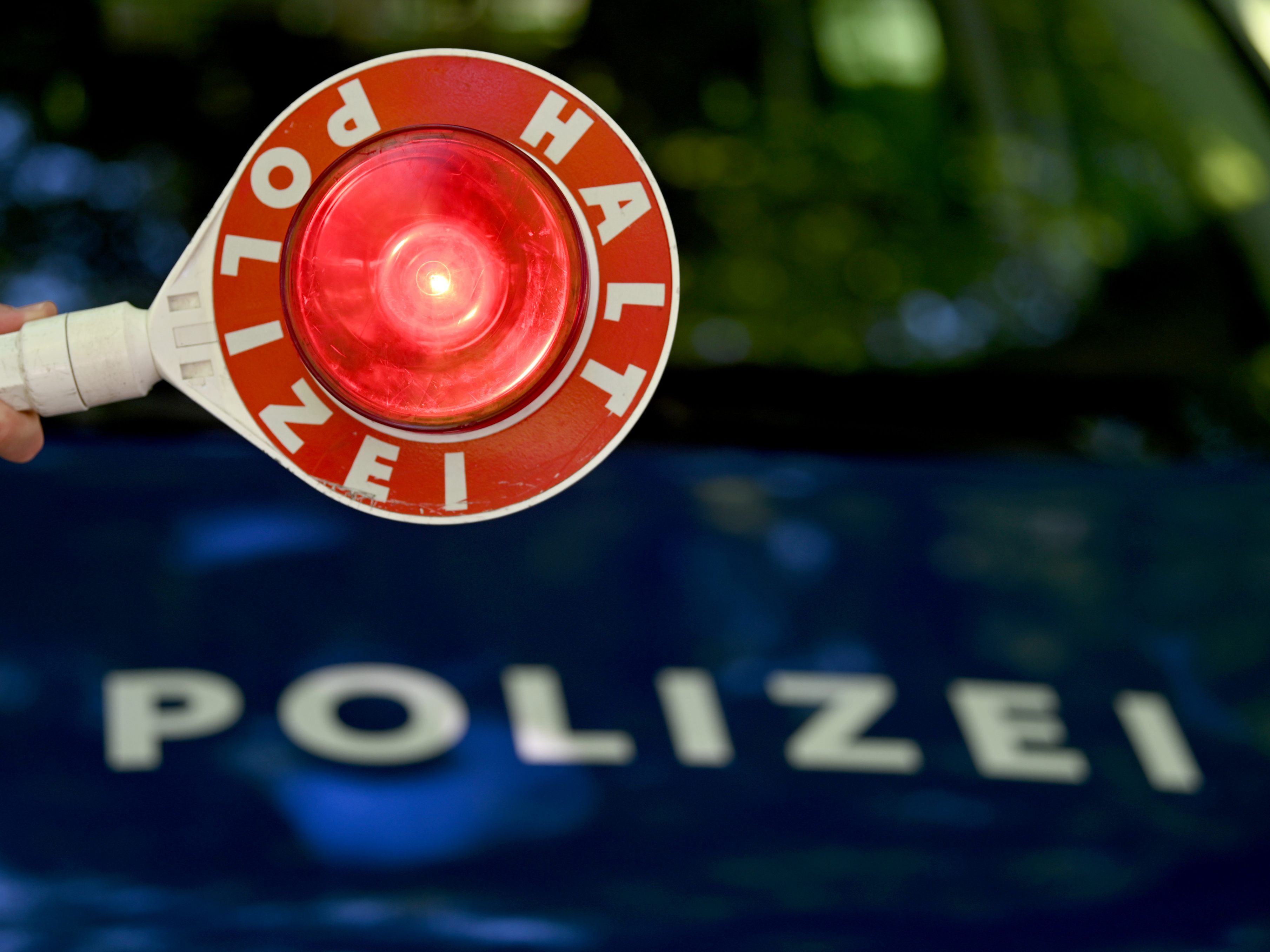 Ein 22-jähriger Drogenlenker lieferte sich eine Verfolgungsjagd mit der Polizei in Oberösterreich. Ein 22-jähriger Drogenlenker lieferte sich eine Verfolgungsjagd mit der Polizei in Oberösterreich.