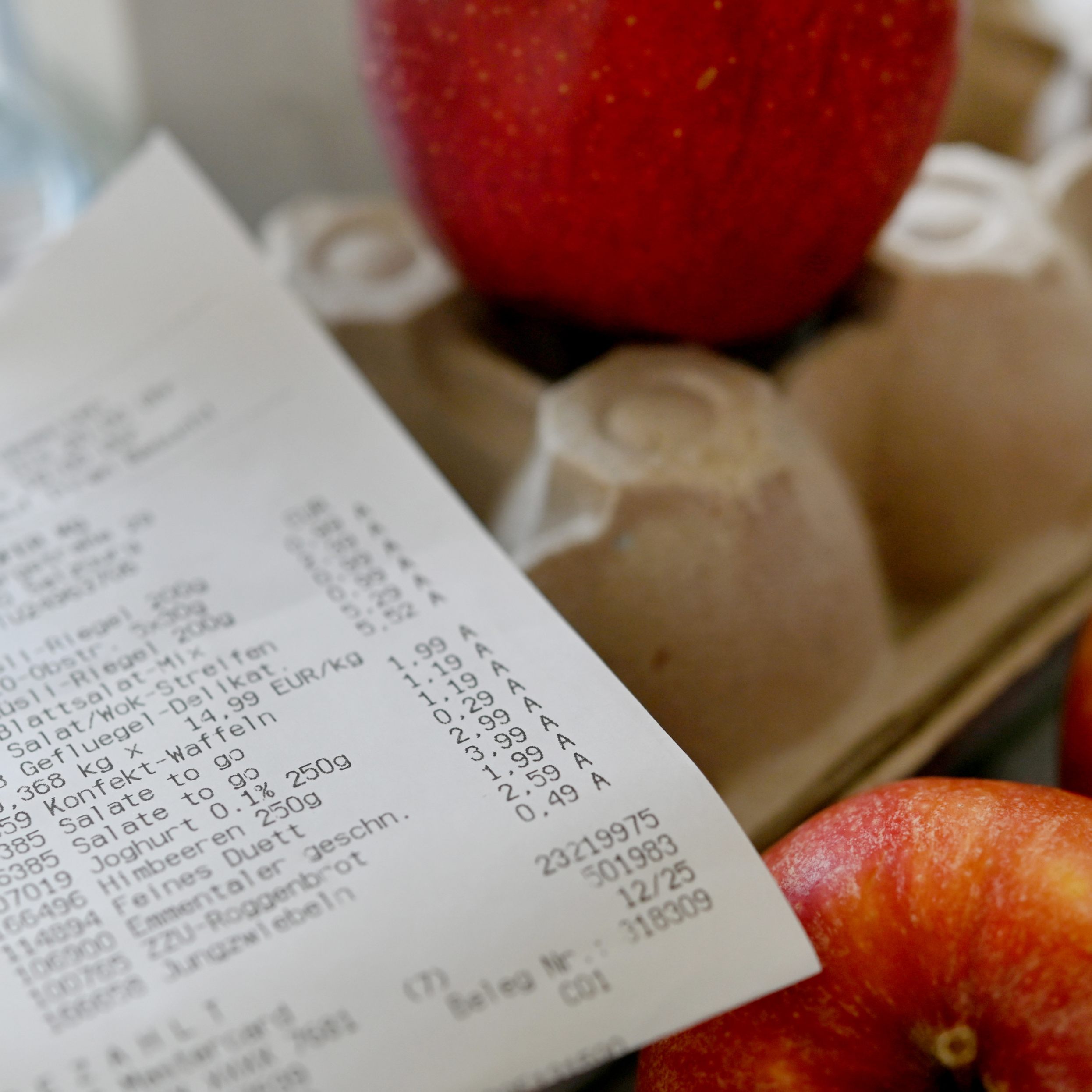 Die Teuerung trifft die Österreicher in fast allen Bereichen. Laut Wifo und IHS ist sie vor allem durch importierte Produkte verursacht.