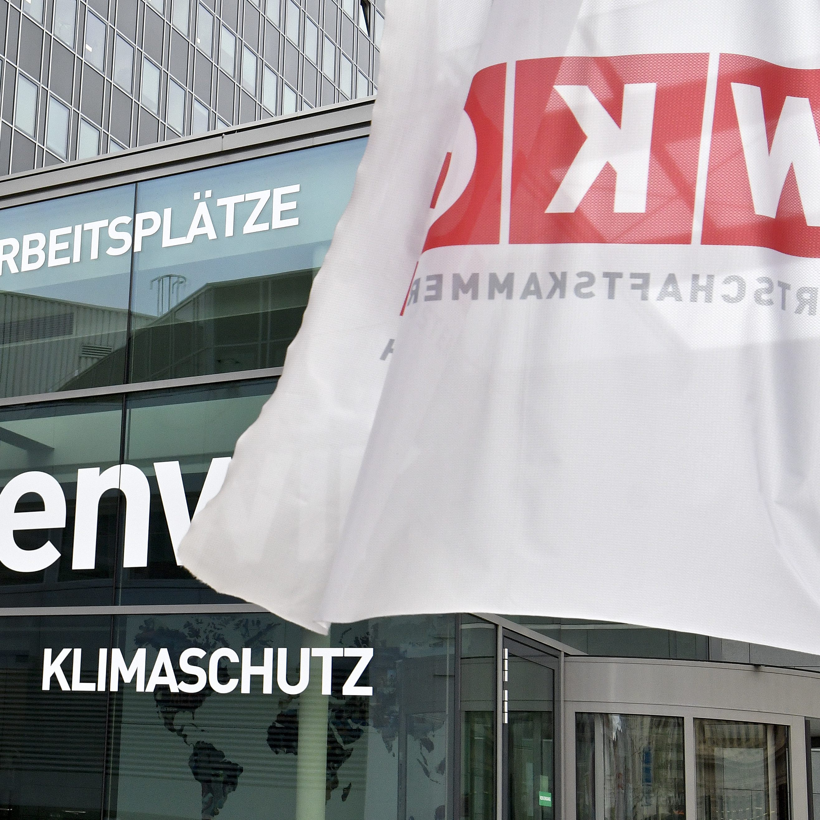 Donnerstagvormittag sollen rund zehn Klimaaktivisten vor der WKÖ-Zentrale in Wien gegen Fracking protestiert haben.