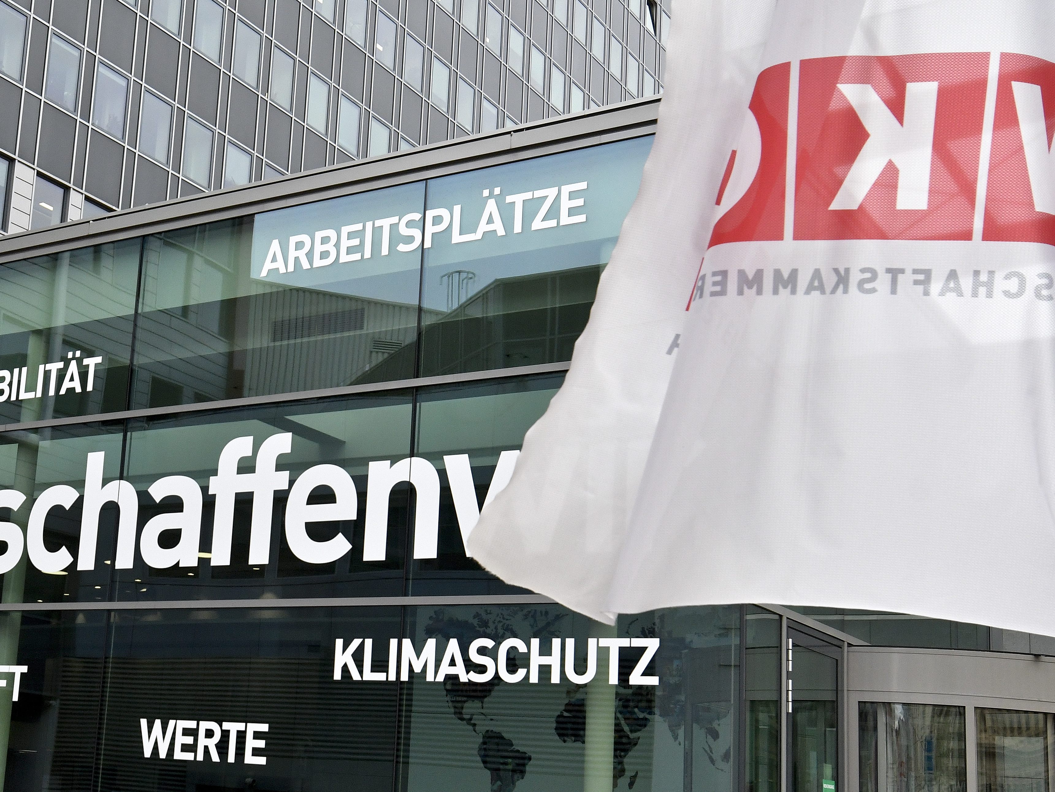 Donnerstagvormittag sollen rund zehn Klimaaktivisten vor der WKÖ-Zentrale in Wien gegen Fracking protestiert haben. Donnerstagvormittag sollen rund zehn Klimaaktivisten vor der WKÖ-Zentrale in Wien gegen Fracking protestiert haben.