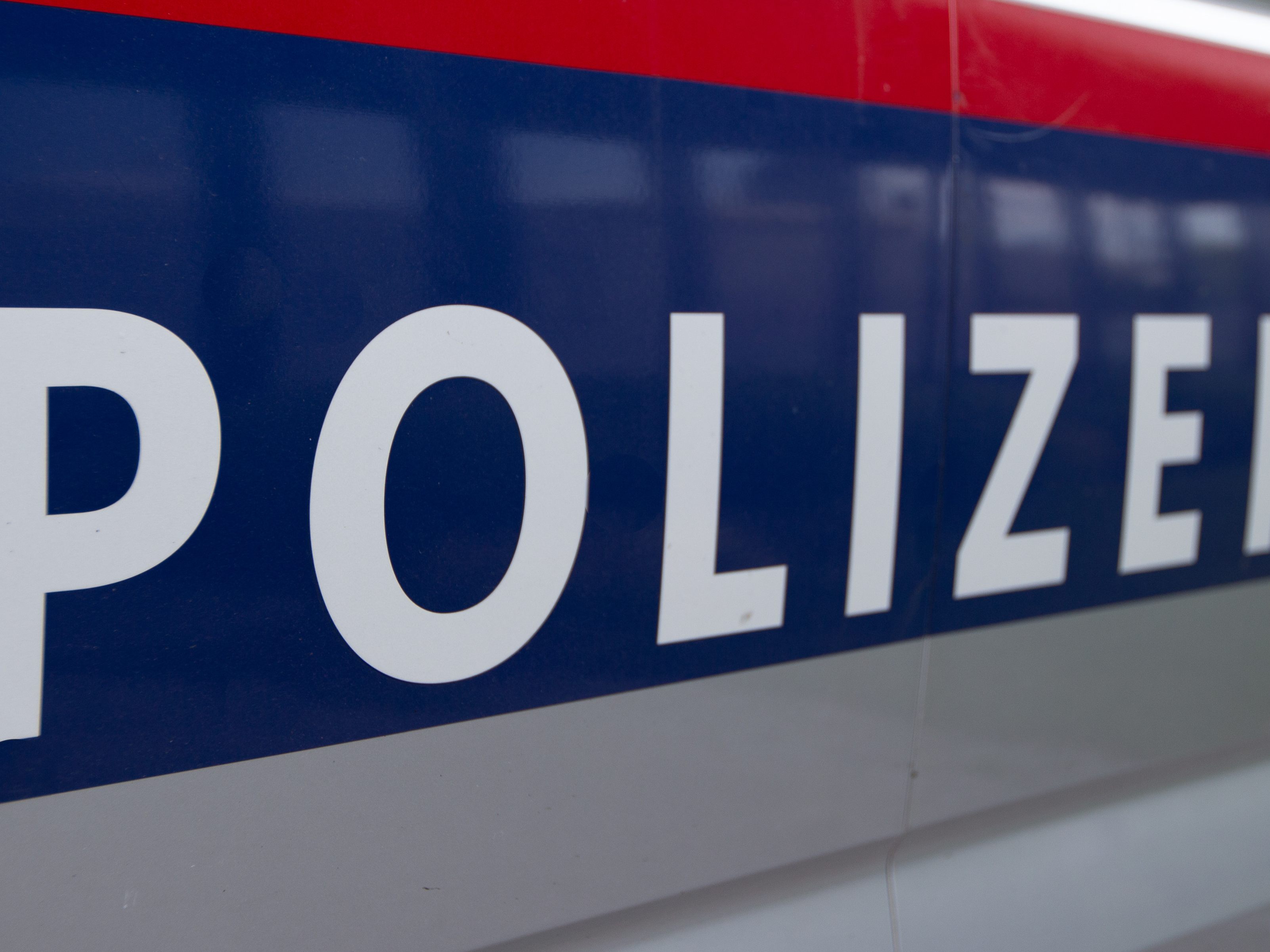 Verkehrsunfall wegen zu spätem Bremsen auf der A22 verursachte drei Verletzte. Verkehrsunfall wegen zu spätem Bremsen auf der A22 verursachte drei Verletzte.