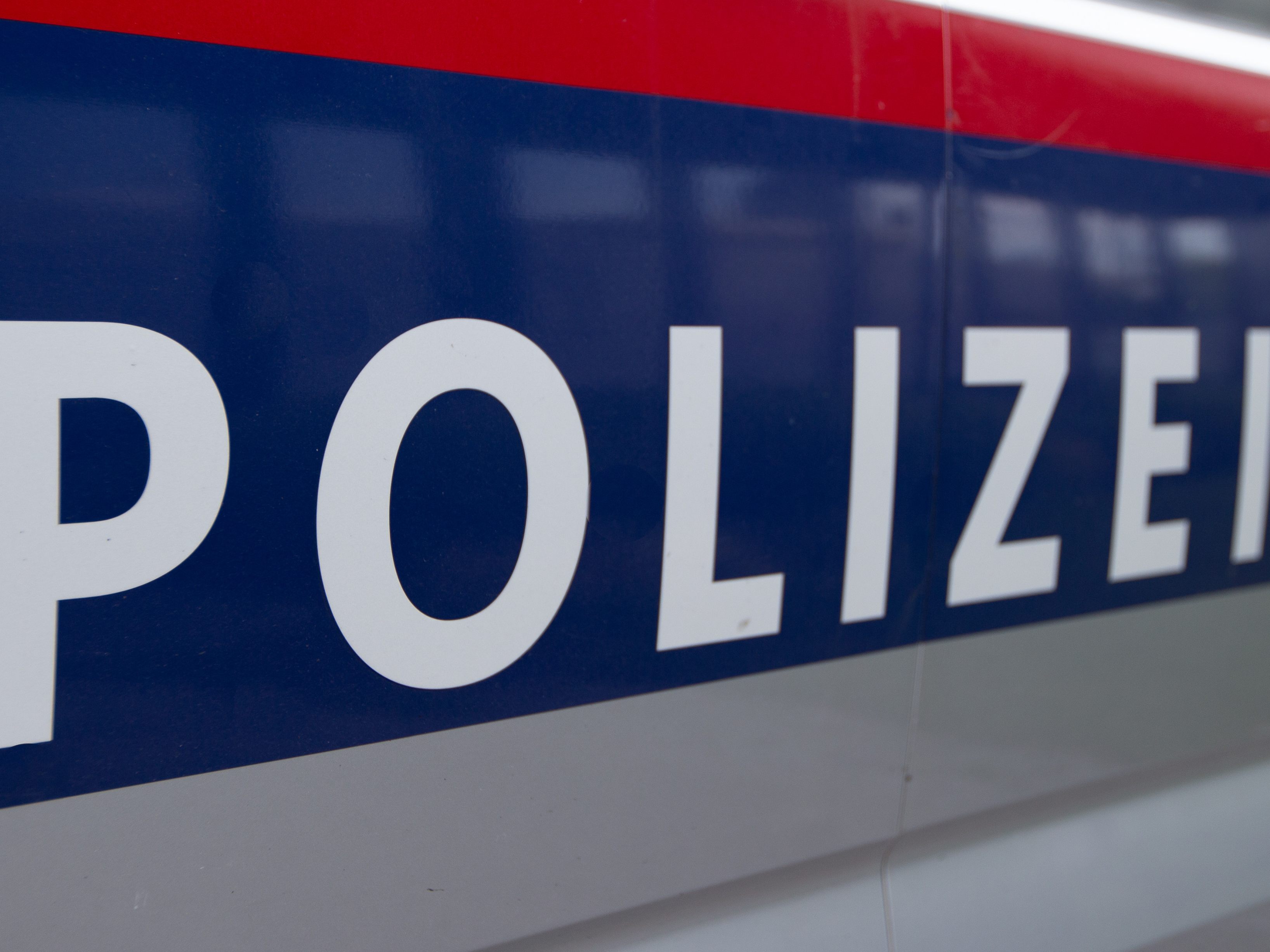 Eine Rauferei mit Messerstich und Raub hat einen Polizei-Großeinsatz in Wien-Liesing ausgelöst. Eine Rauferei mit Messerstich und Raub hat einen Polizei-Großeinsatz in Wien-Liesing ausgelöst.