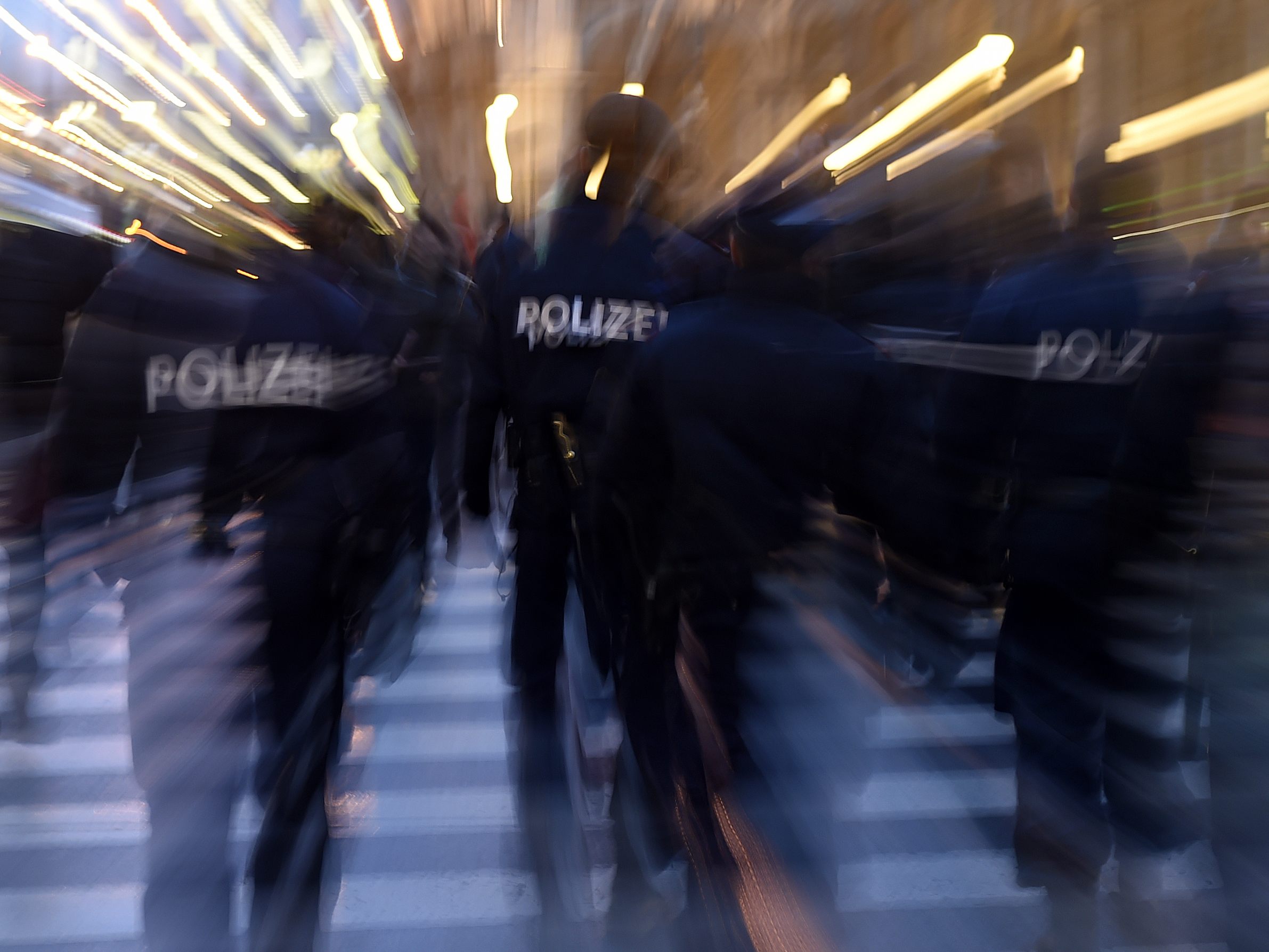Großeinsatz der Wiener Polizei nach Schüssen in einem Park.