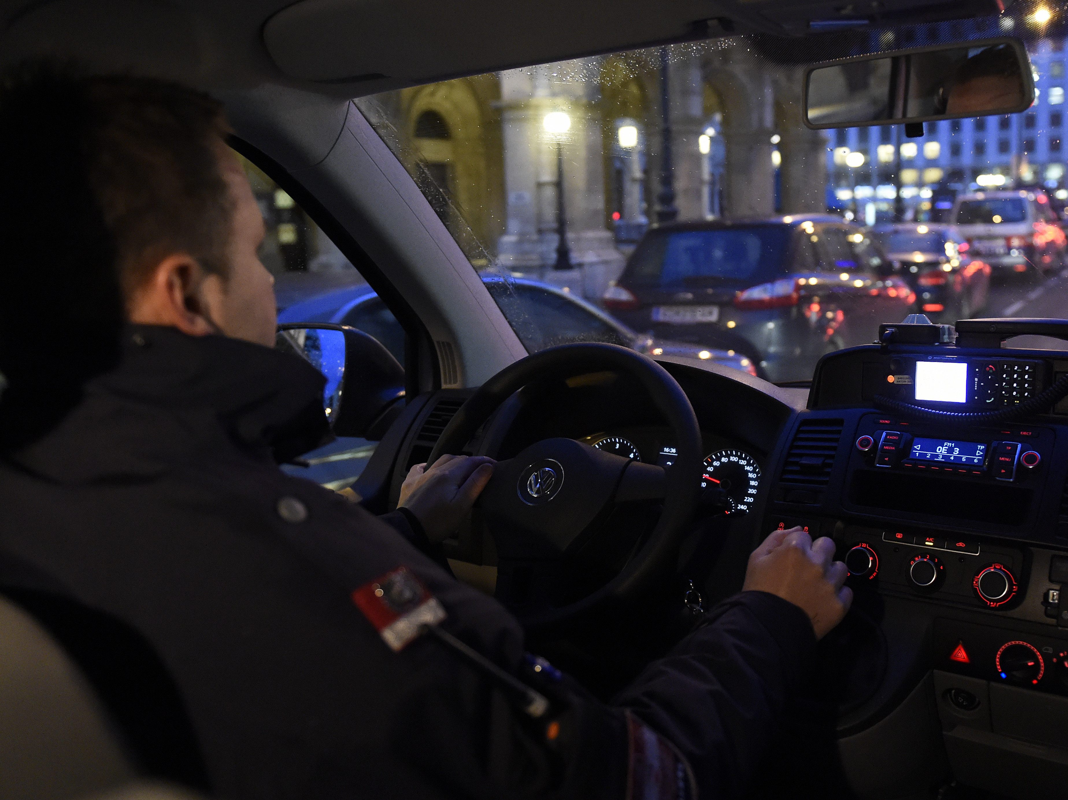 Die Polizei wurde wegen eines Randalierers in ein Lokal in Wien 15 alarmiert.