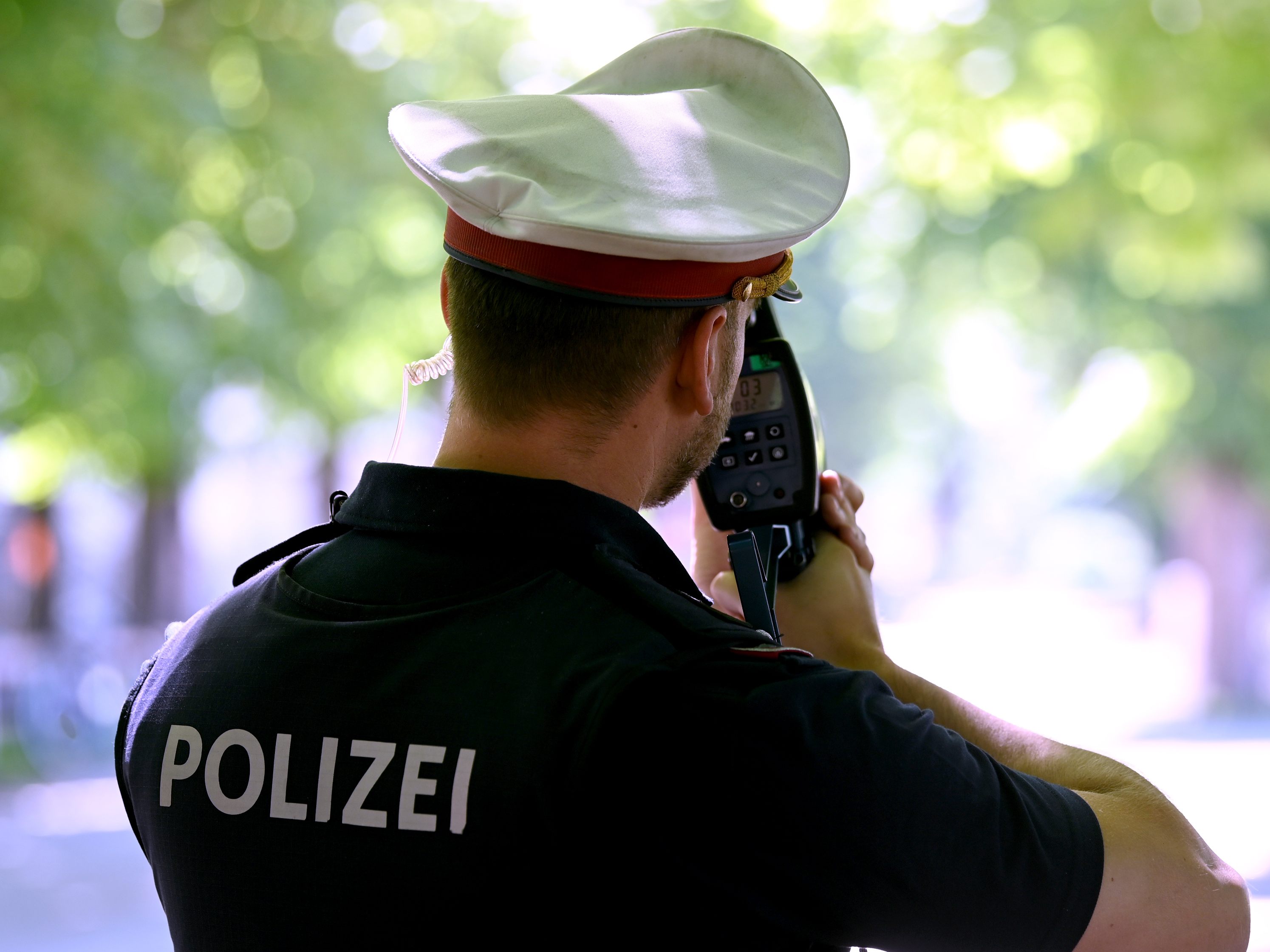 Die Polizei erwischte einen 19-jährigen Probeführerscheinbesitzer als er mit 210 km/h über die Westautobahn raste.