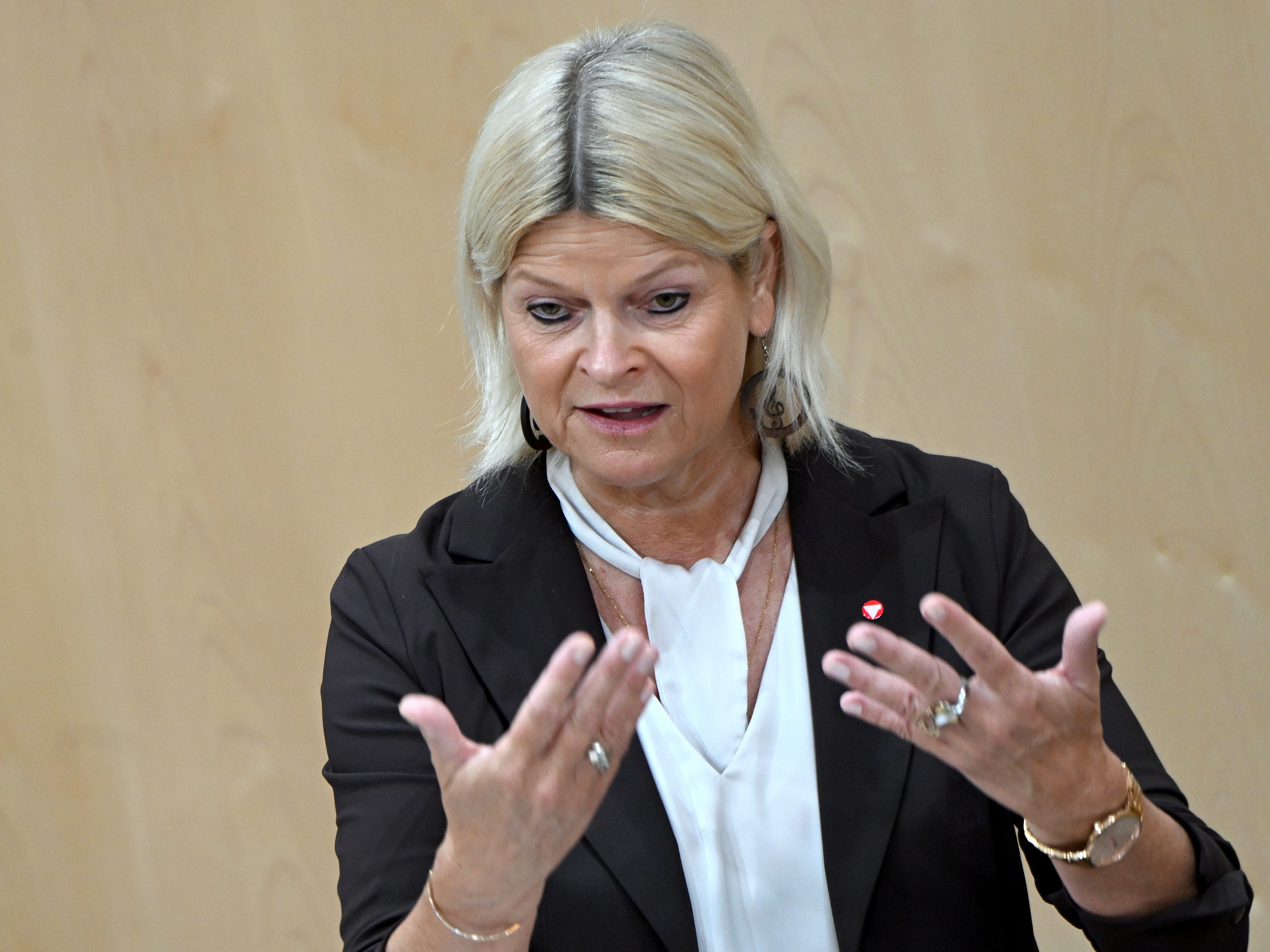 Klaudia Tanner hat eine Corona-Infektion erwischt. Klaudia Tanner hat eine Corona-Infektion erwischt.