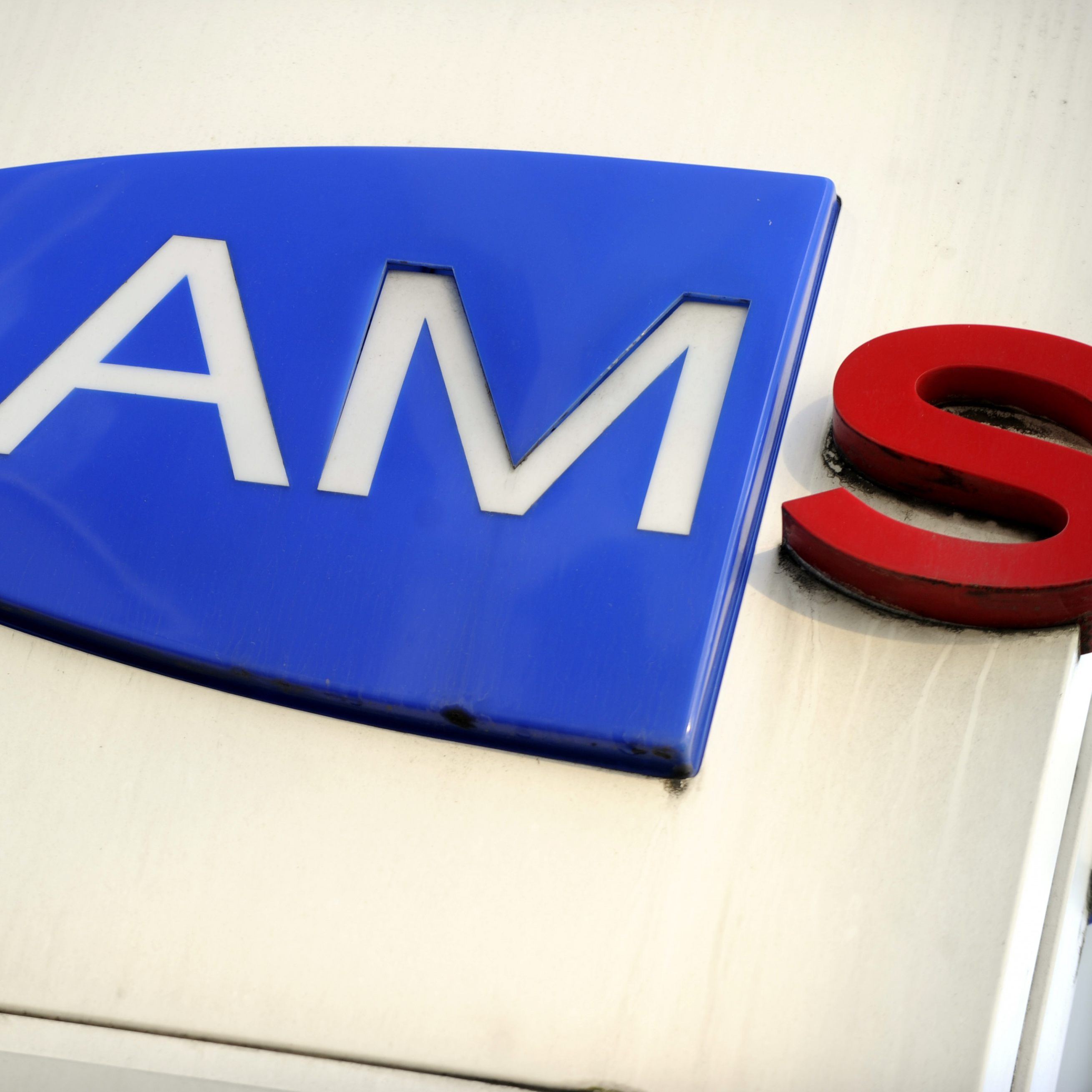 Die Zahl der Arbeitslosen und Kurzarbeitenden pro Woche ist weiter gesunken.