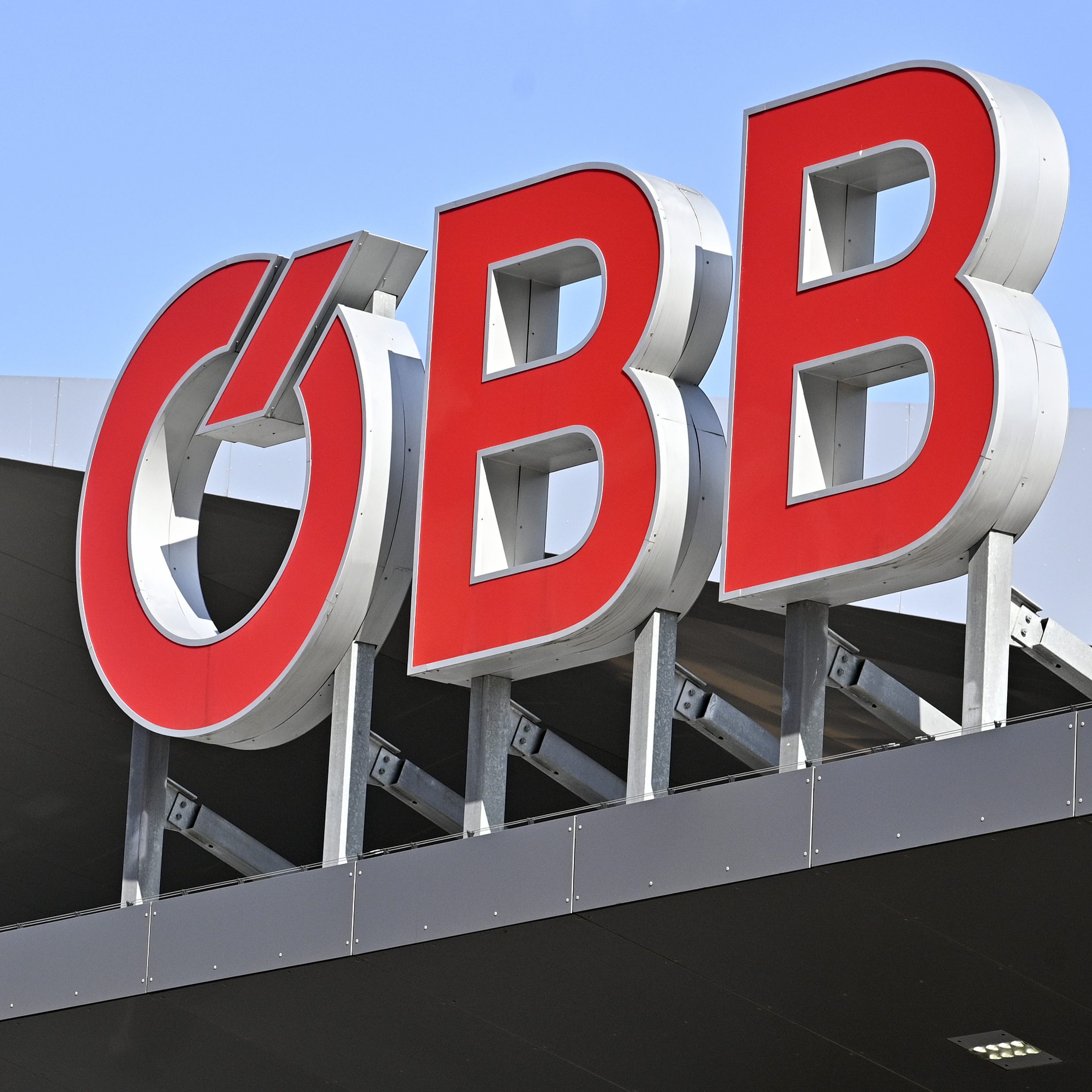 ÖBB: Prüfung von Möglichkeit des Einsatzes von Personenzügen für den schnellen Gütertansport.