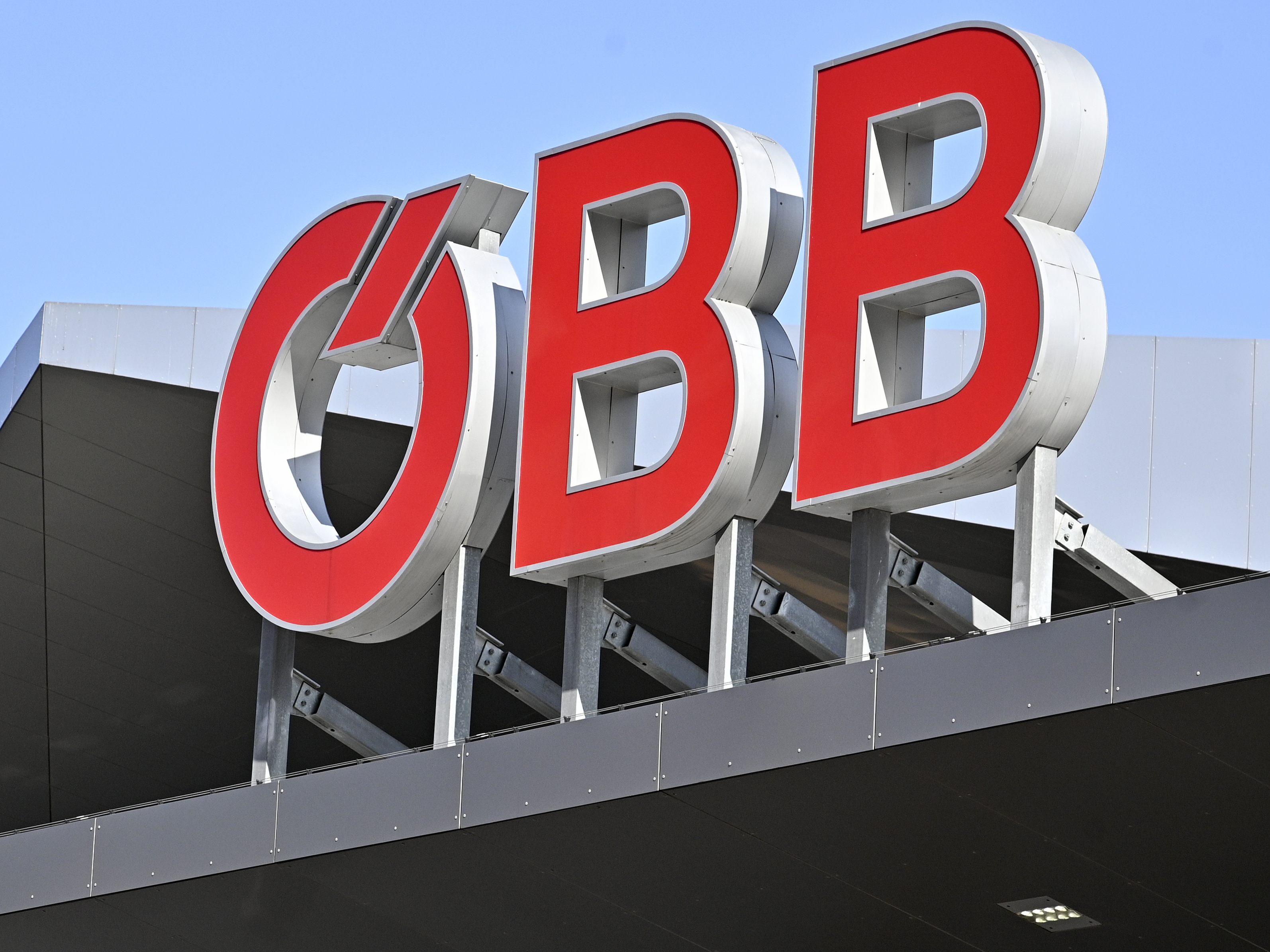 Eine ÖBB-Railjet-Tür ging plötzlich während einer Fahrt in NÖ auf. Eine ÖBB-Railjet-Tür ging plötzlich während einer Fahrt in NÖ auf.