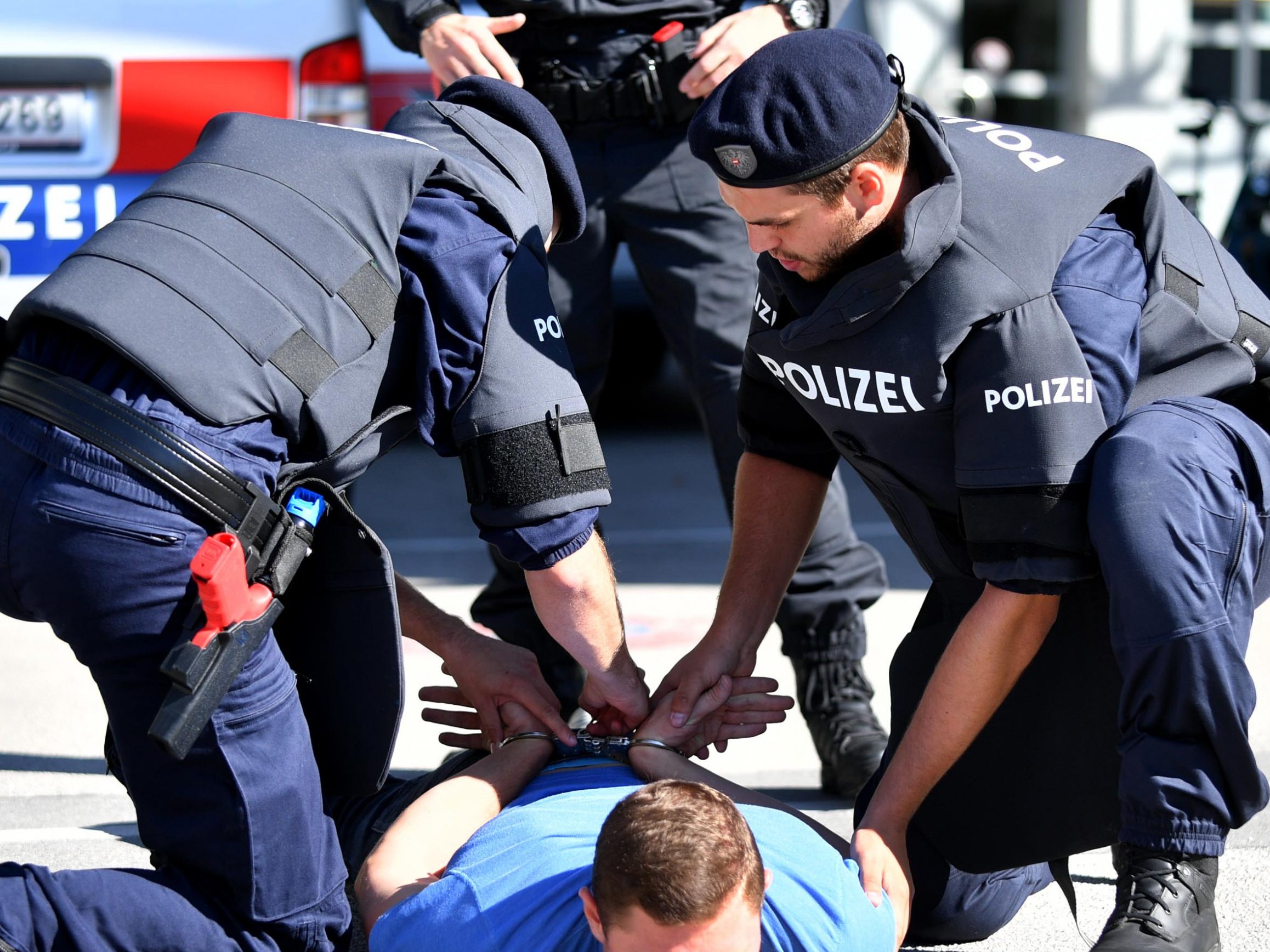 Bei seiner Festnahme versuchte der 31-Jährige einem Polizisten die Waffe zu entreißen Bei seiner Festnahme versuchte der 31-Jährige einem Polizisten die Waffe zu entreißen