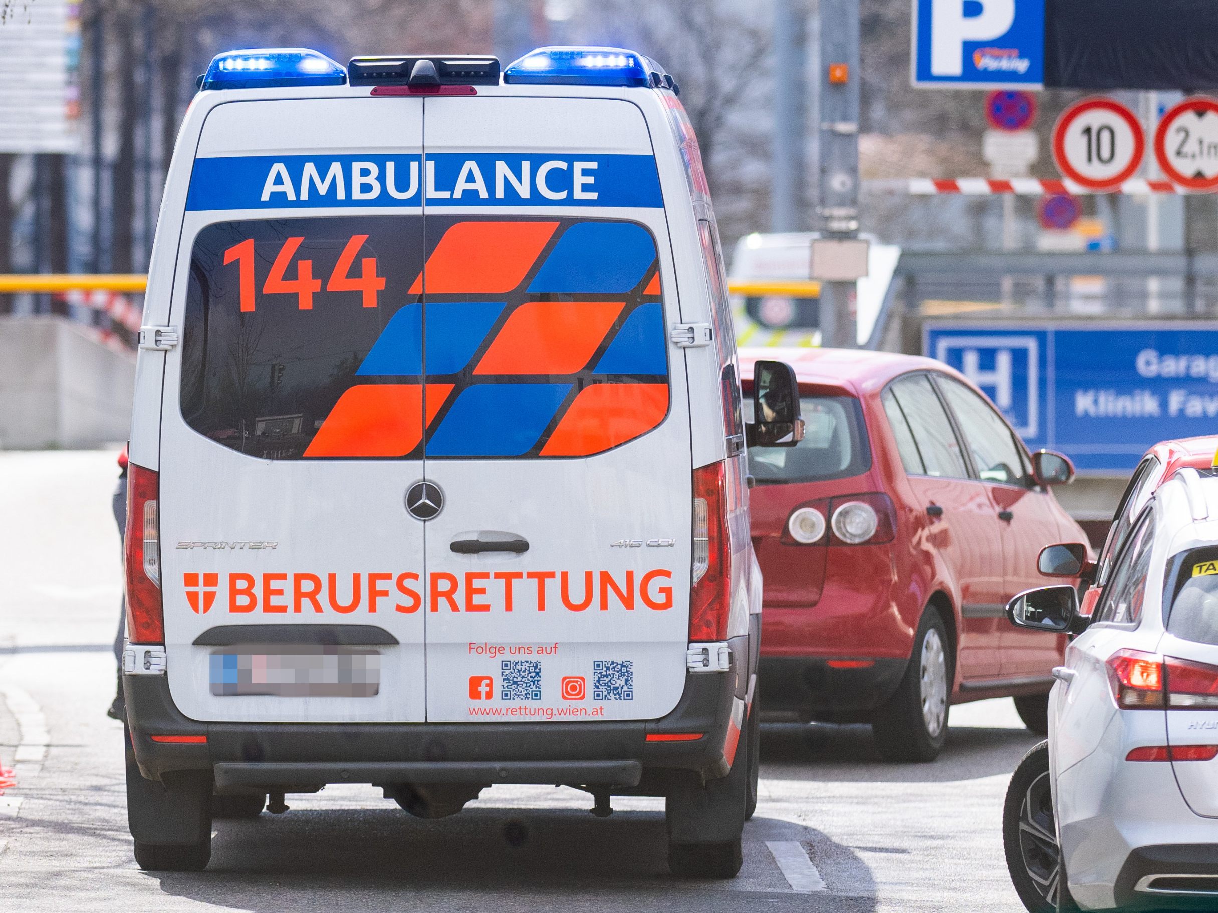 Der schwer verletzte Fußgänger wurde nach dem Unfall ins Krankenhaus gebracht Der schwer verletzte Fußgänger wurde nach dem Unfall ins Krankenhaus gebracht