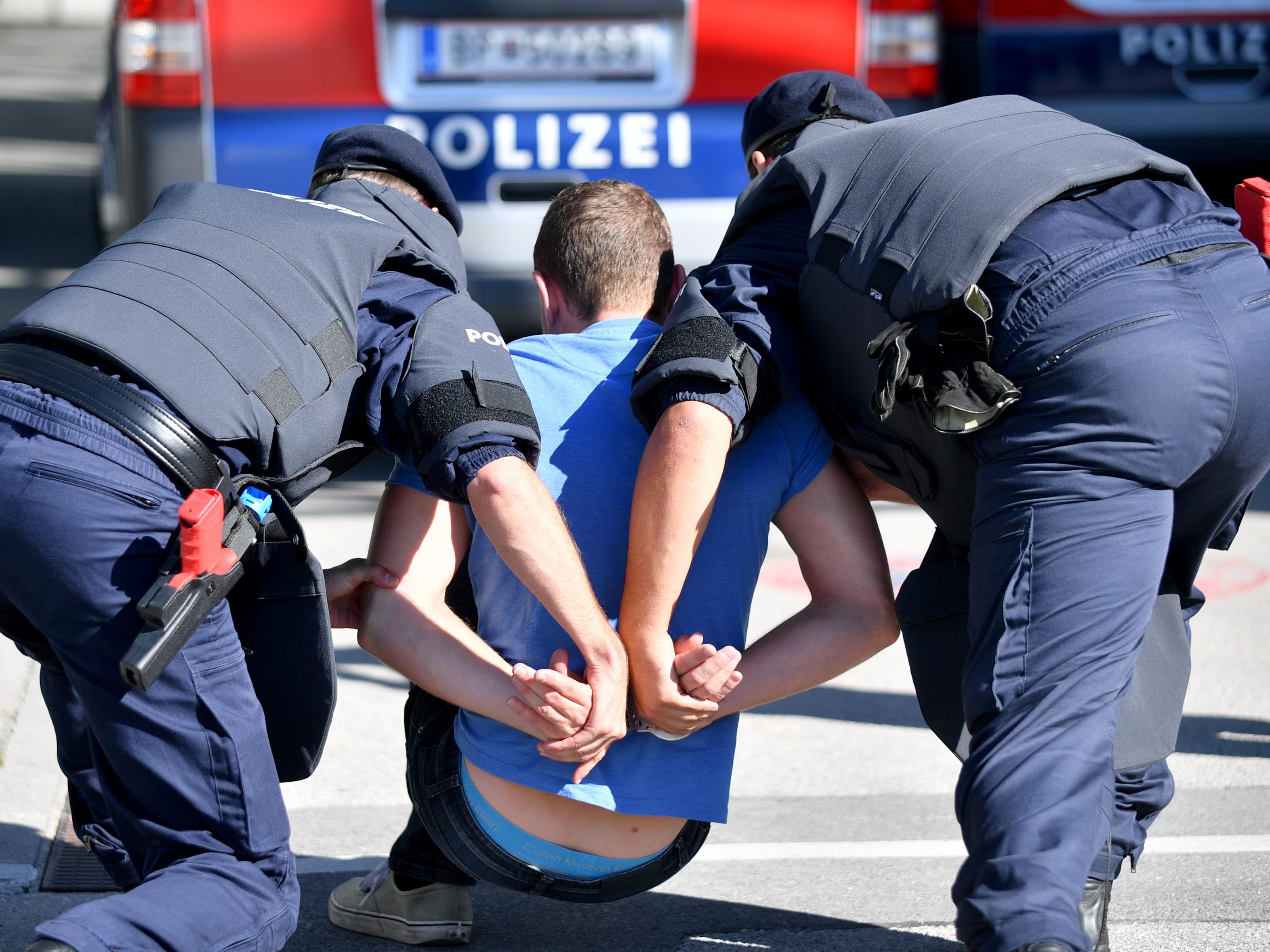 Die Polizei verhaftete einen Mann in Wien-Floridsdorf, der seien Ehefrau misshandelt und mit dem Messer attackiert haben soll.