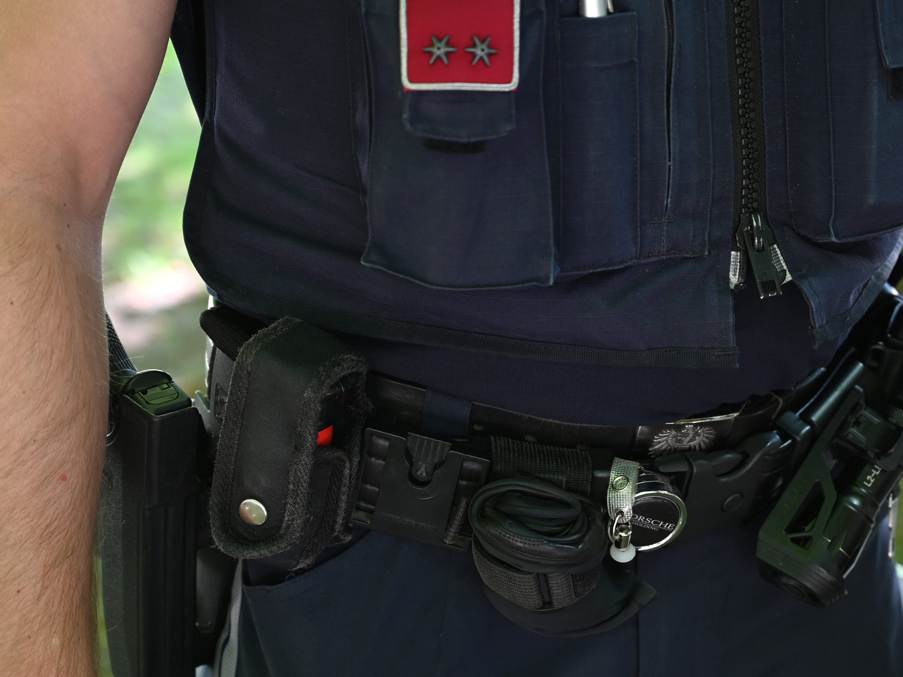 Eine 21-Jährige drohte gestern mit einem Messer auf offener Straße in Wien-Favoriten.