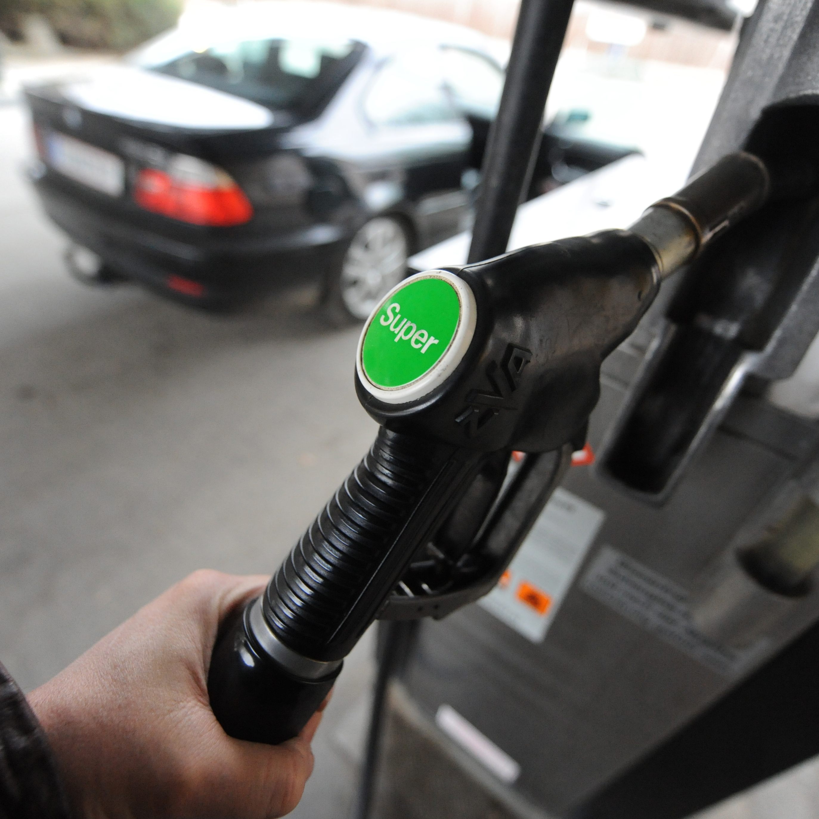 Zum langen Wochenende hin stiegen die Spritpreise deutlich an.