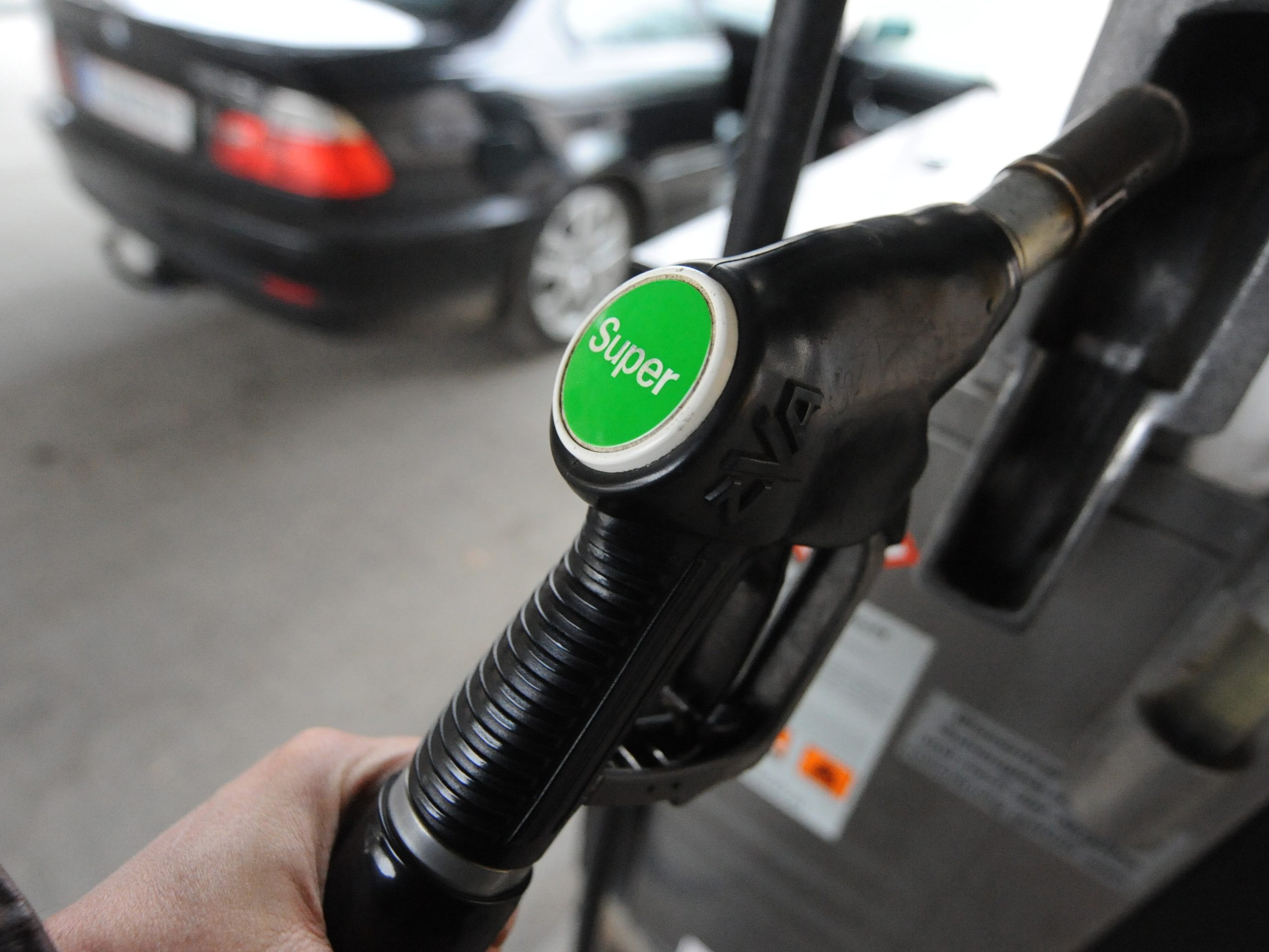 Zum langen Wochenende hin stiegen die Spritpreise deutlich an.