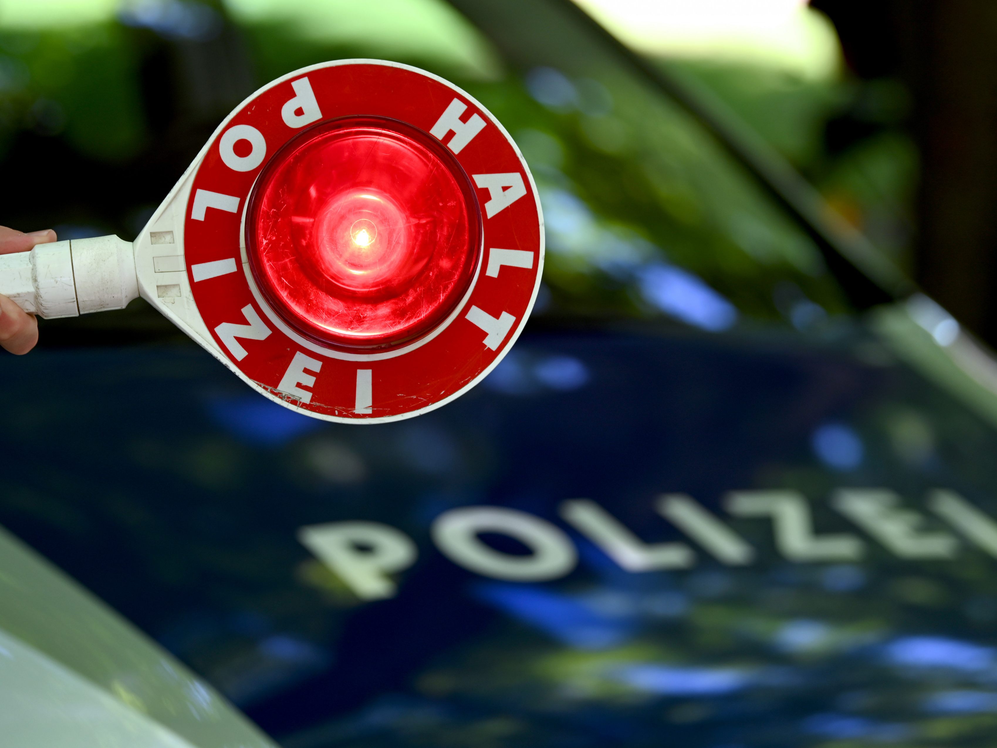 Ein 26-jähriger Fahrer raste in Niederösterreich vor der Polizei davon.