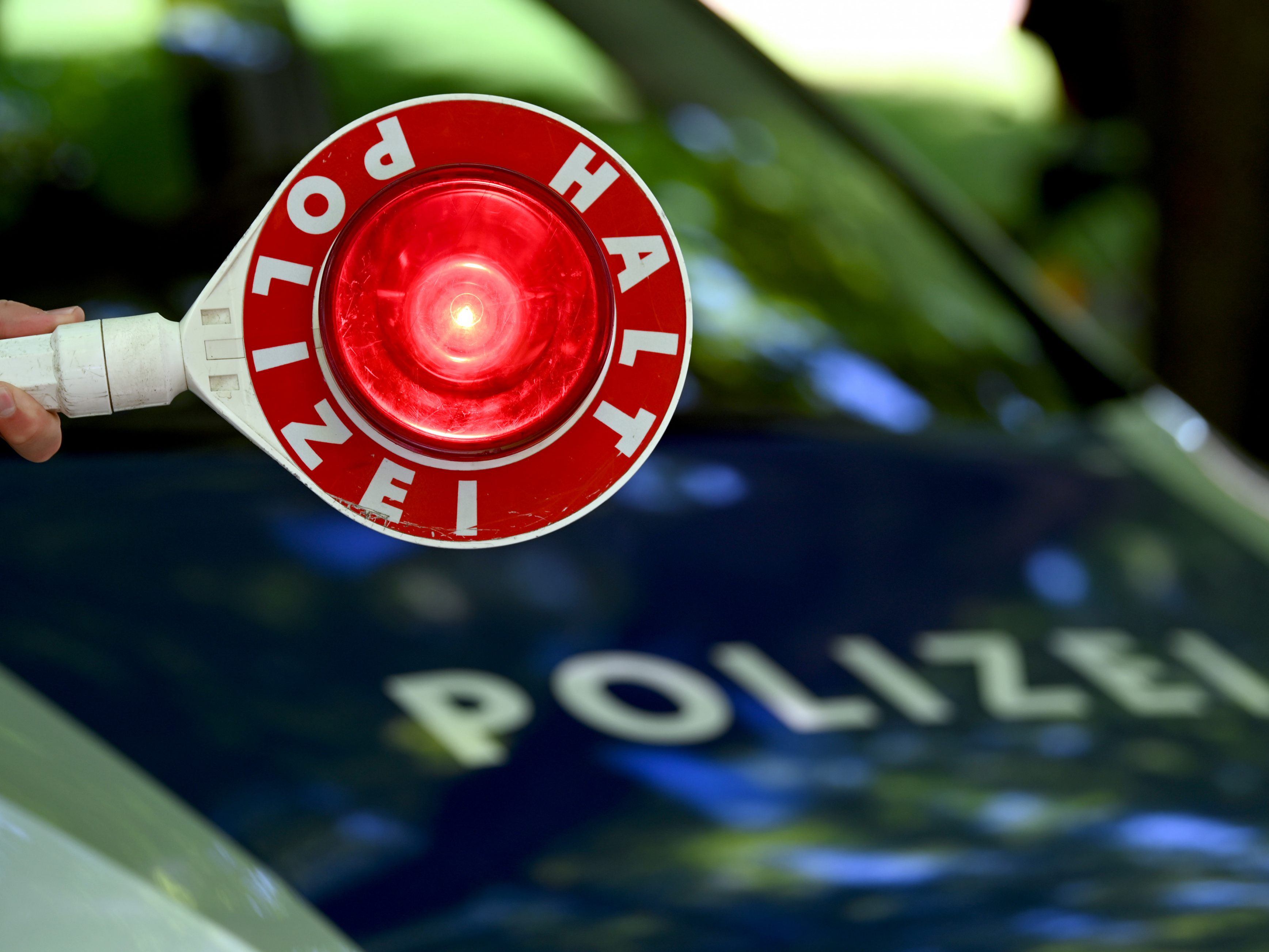 Ein 16-jähriger Motorradfahrer flüchtet vor der Polizei in Wien-Hietzing.