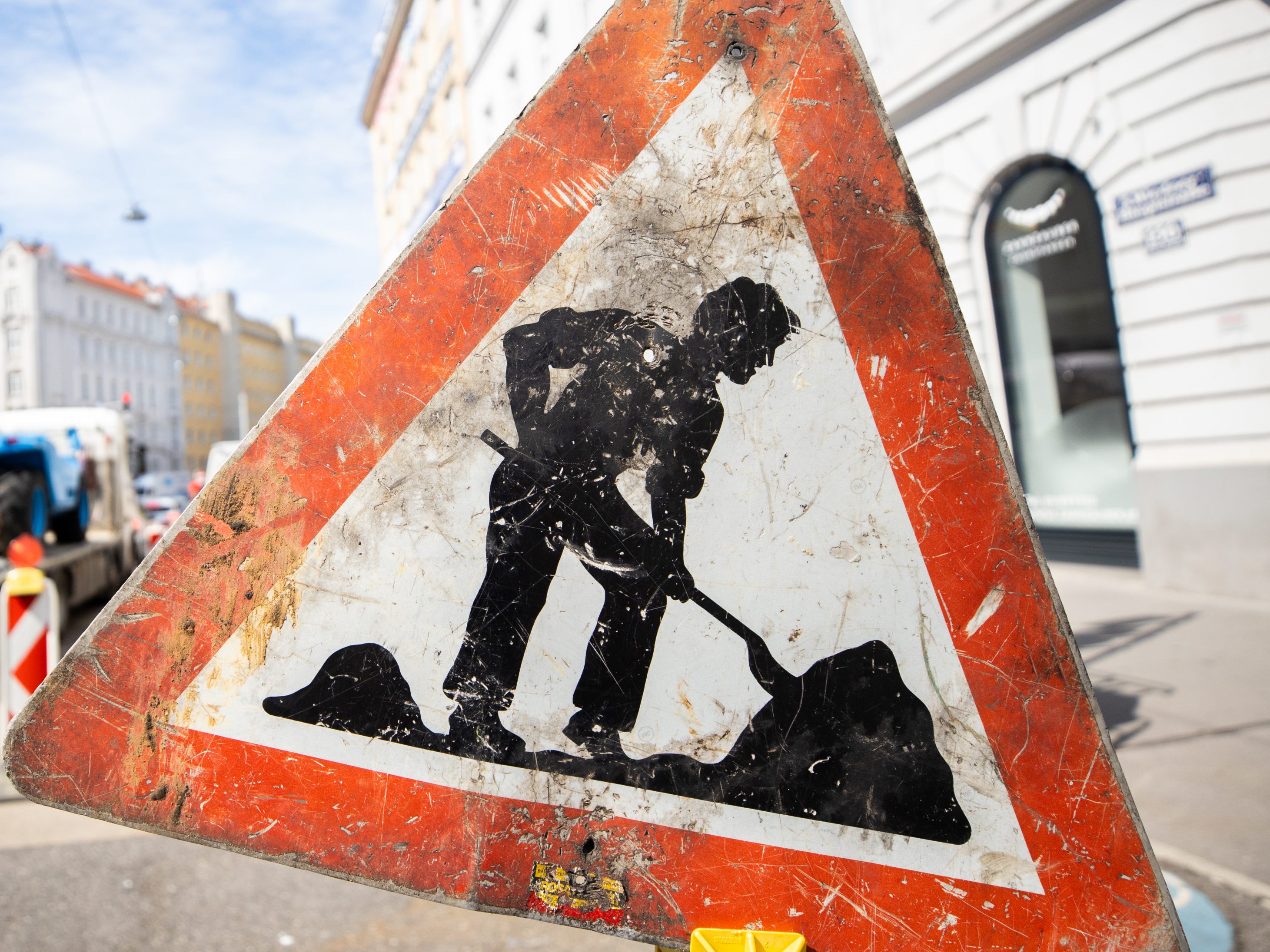 In der Brünner Straße wird die Fahrbahn zwischen der Ocwirkgasse und der Empergergasse saniert