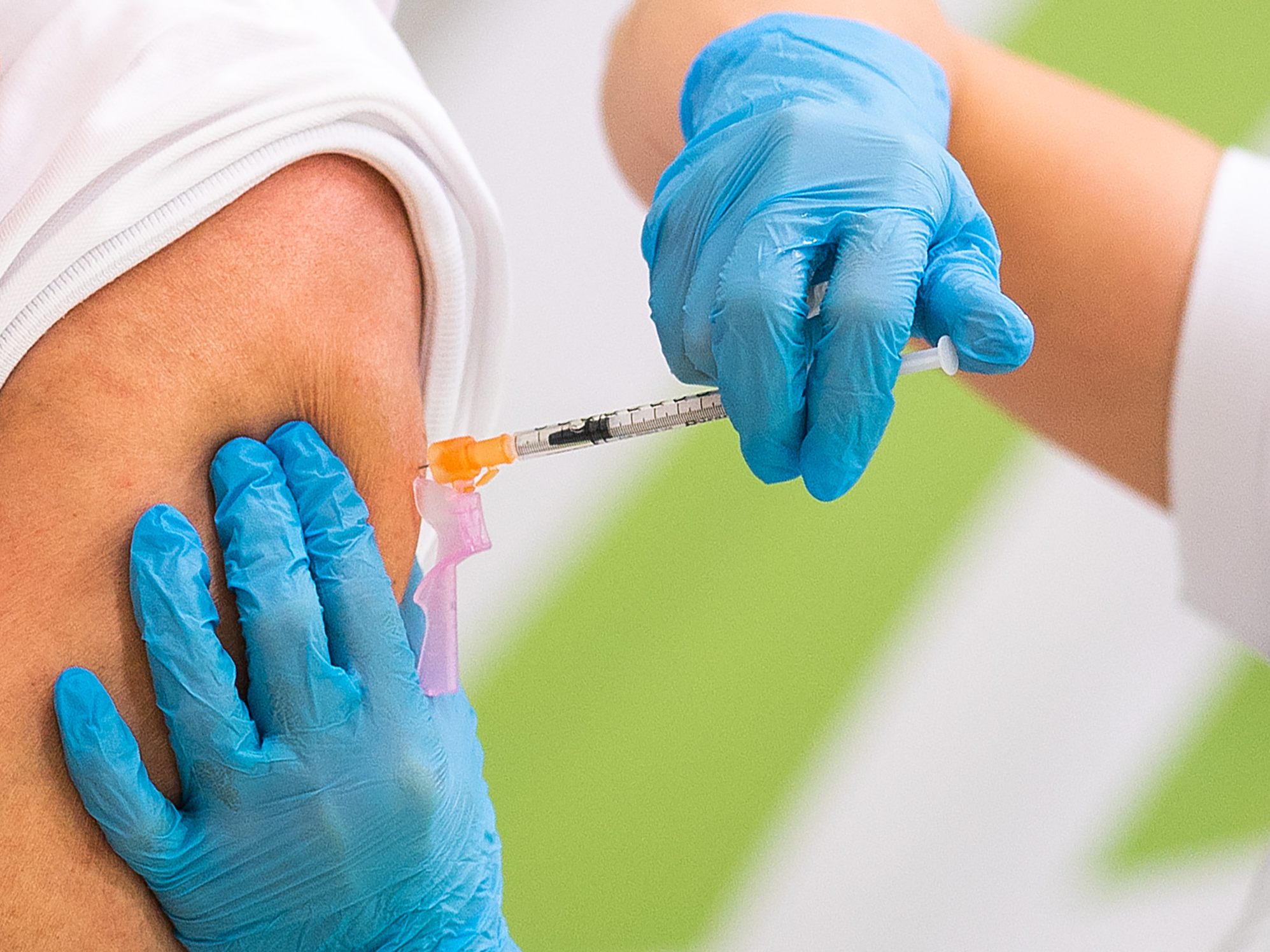 Fast 96.000 Österreicher sind schon vier Mal gegen das Coronavirus geimpft. Fast 96.000 Österreicher sind schon vier Mal gegen das Coronavirus geimpft.
