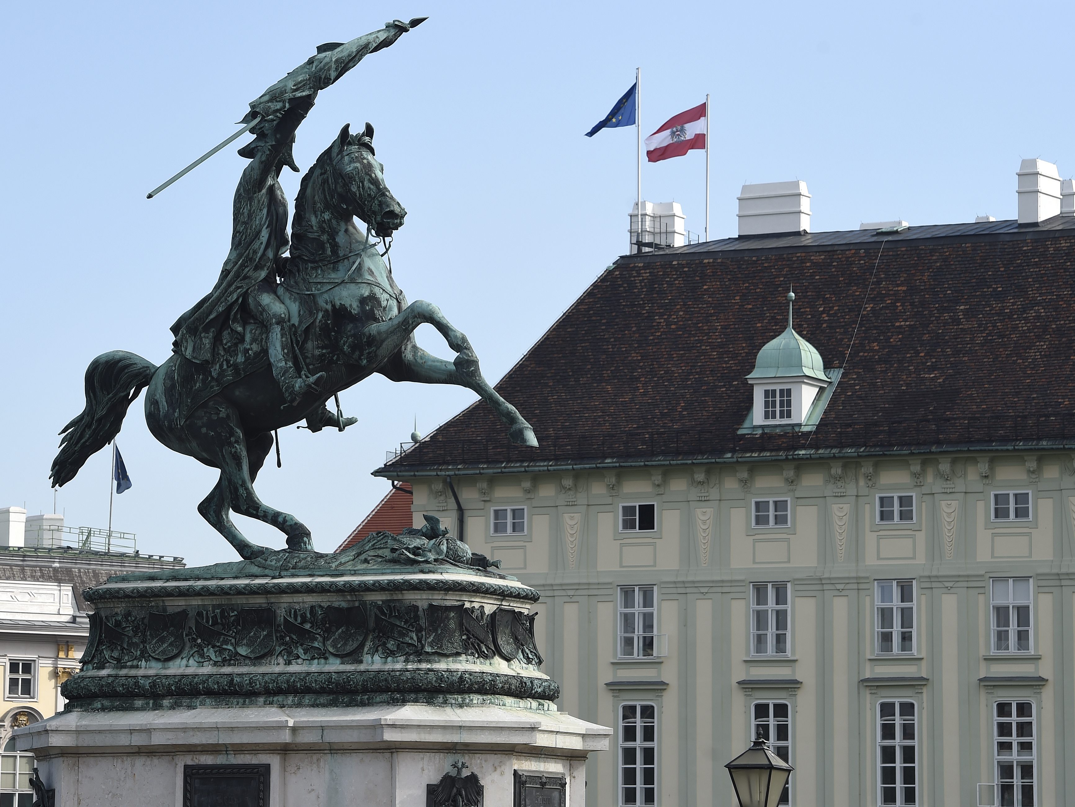 Die Sanierungsarbeiten rund um die Wiener Hofburg kosten 10 Millionen Euro. Die Sanierungsarbeiten rund um die Wiener Hofburg kosten 10 Millionen Euro.