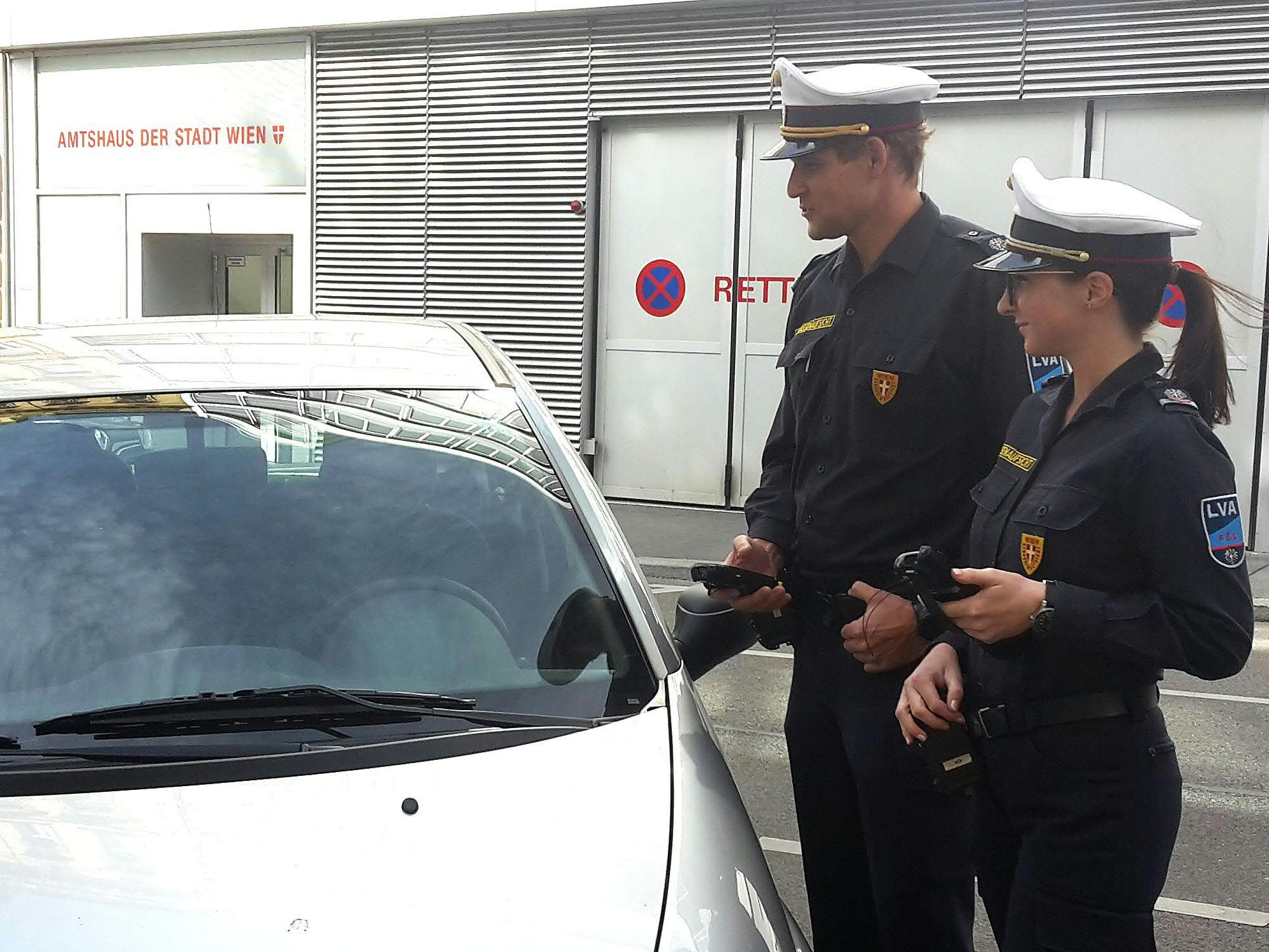 Zwei Parksheriffs wurden in Wien-Donaustadt mit einem Teleskopschlagstock bedroht. Zwei Parksheriffs wurden in Wien-Donaustadt mit einem Teleskopschlagstock bedroht.