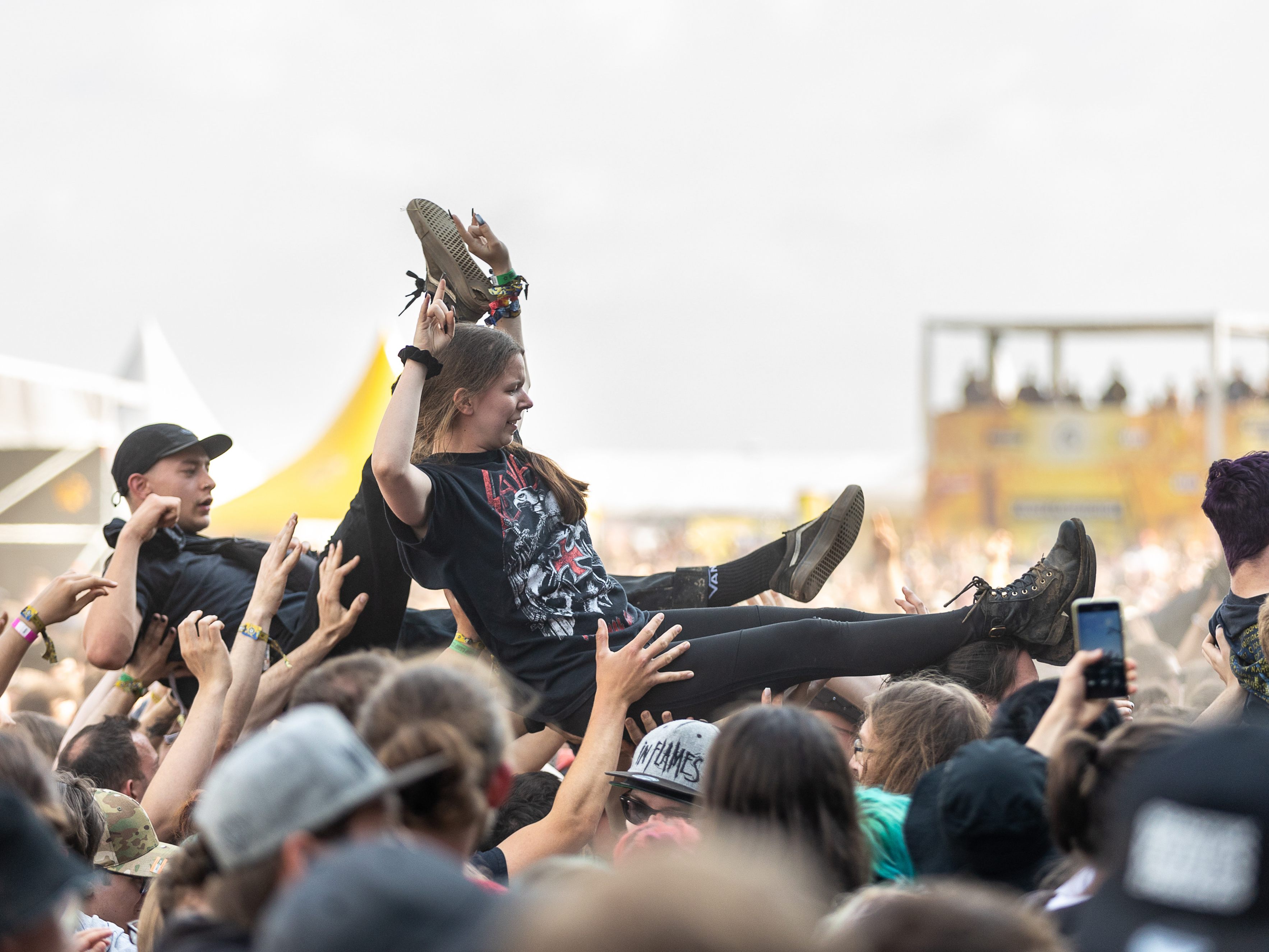Viel Sonnenschein und Frauenpower gab es am Freitag beim Nova Rock in Nickelsdorf. Viel Sonnenschein und Frauenpower gab es am Freitag beim Nova Rock in Nickelsdorf.