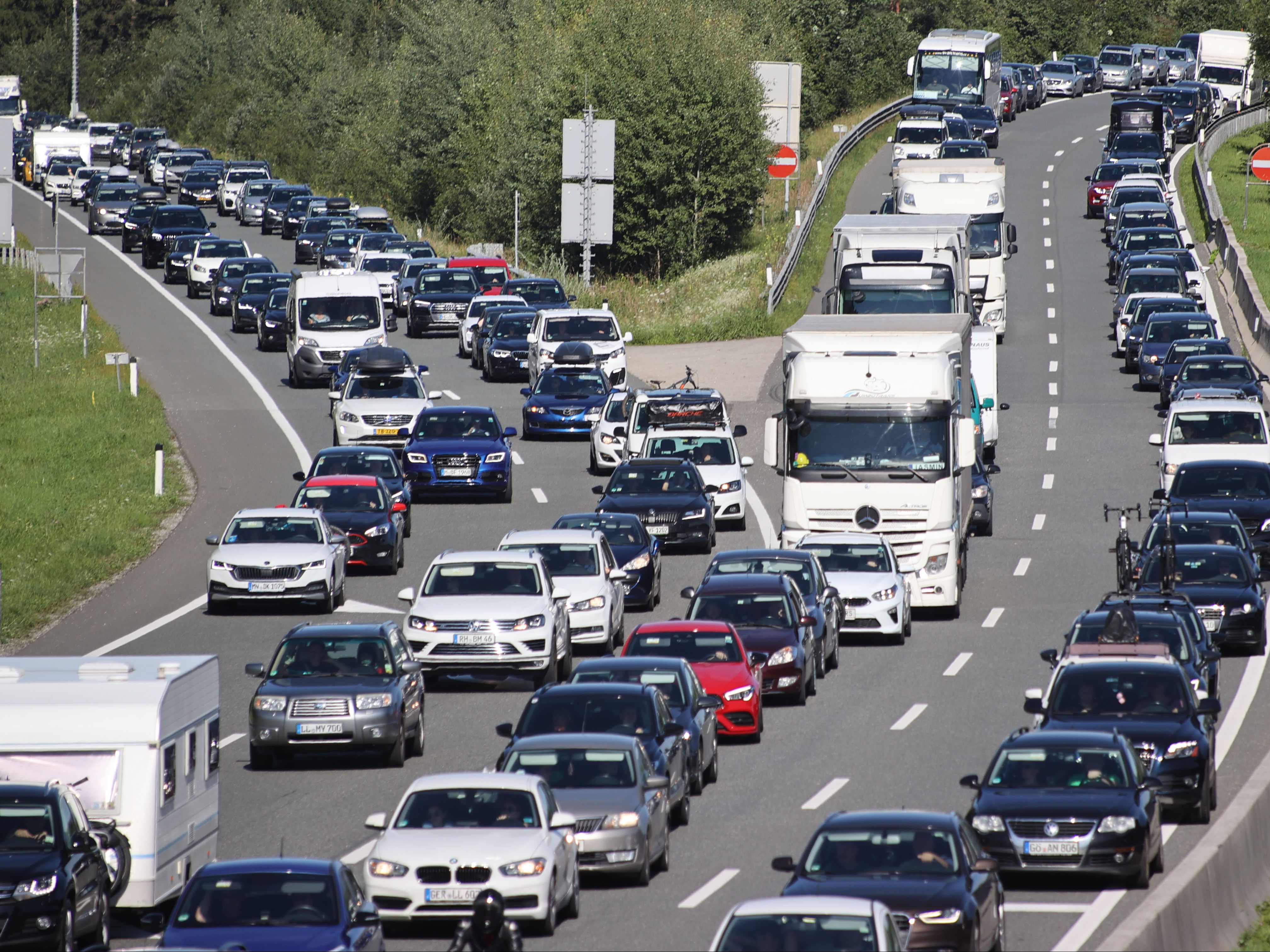 Das Pfingstwochenende begann mit Staus und Wartezeiten in Richtung Süden.