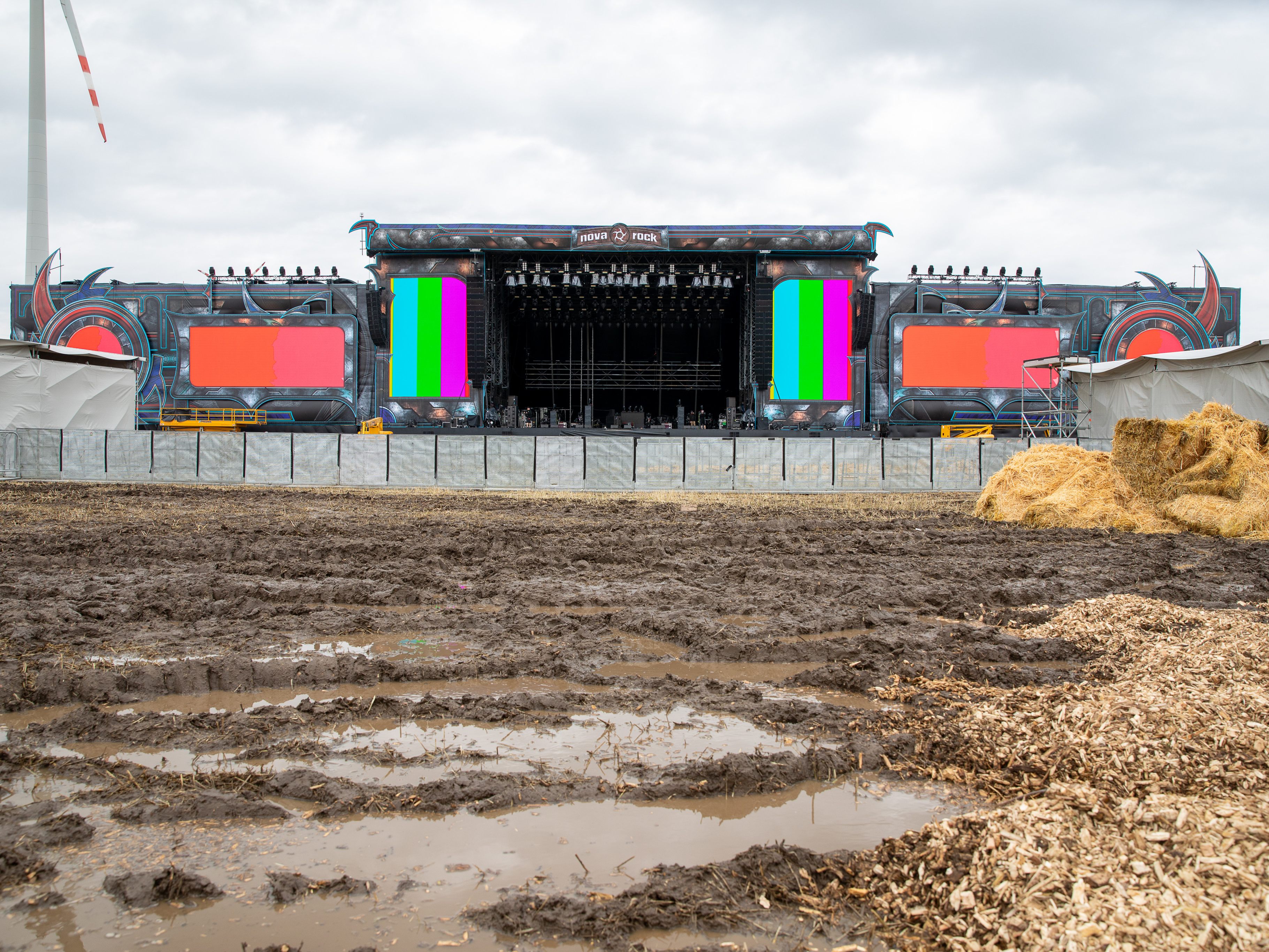 Nova Rock Festival: Bühnenarbeiter verletzte sich bei Arbeitsunfall. Nova Rock Festival: Bühnenarbeiter verletzte sich bei Arbeitsunfall.