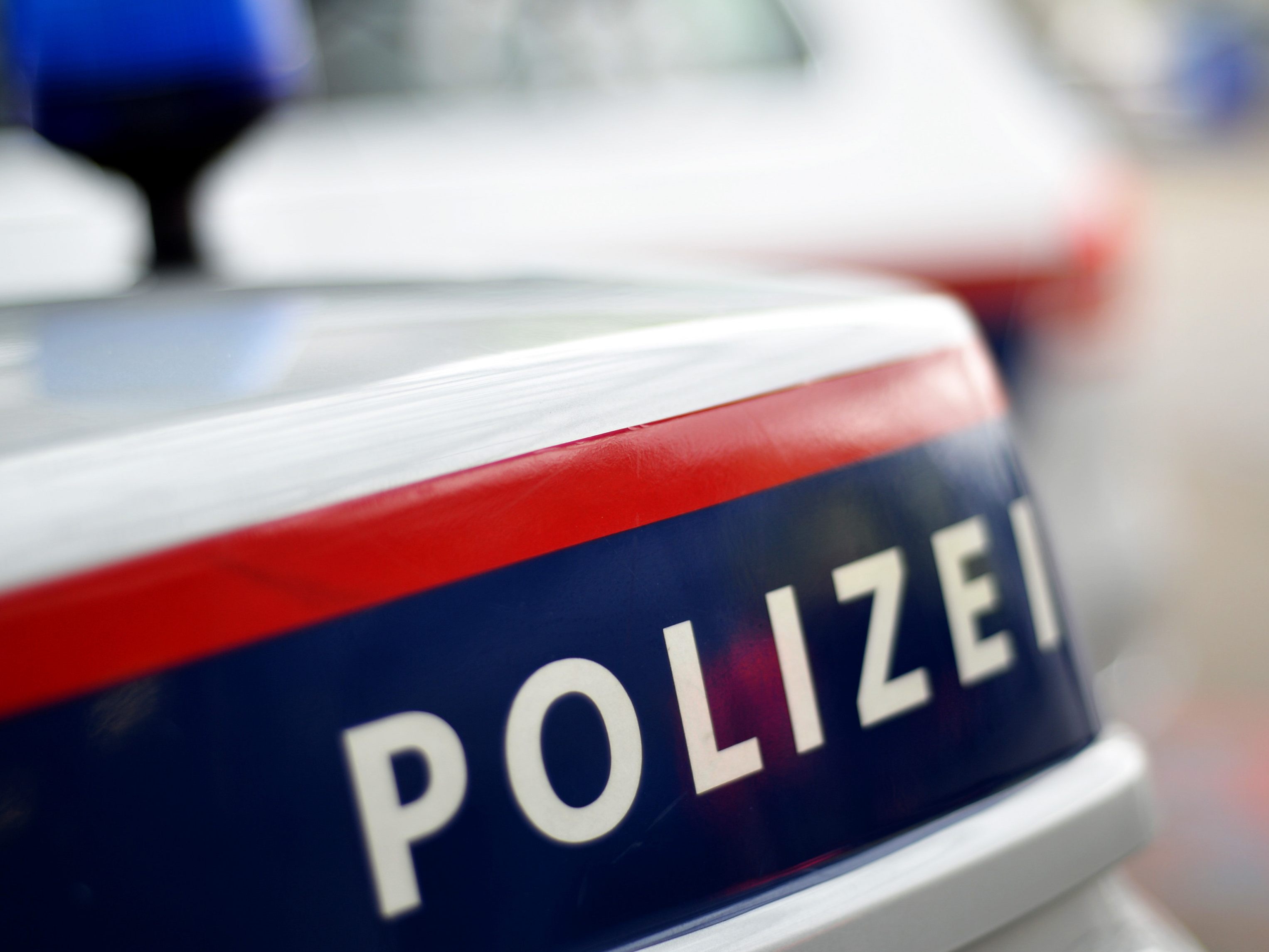 Zwei Polizisten wurden durch Tritte und Schläge einer 15-Jährigen verletzt Zwei Polizisten wurden durch Tritte und Schläge einer 15-Jährigen verletzt