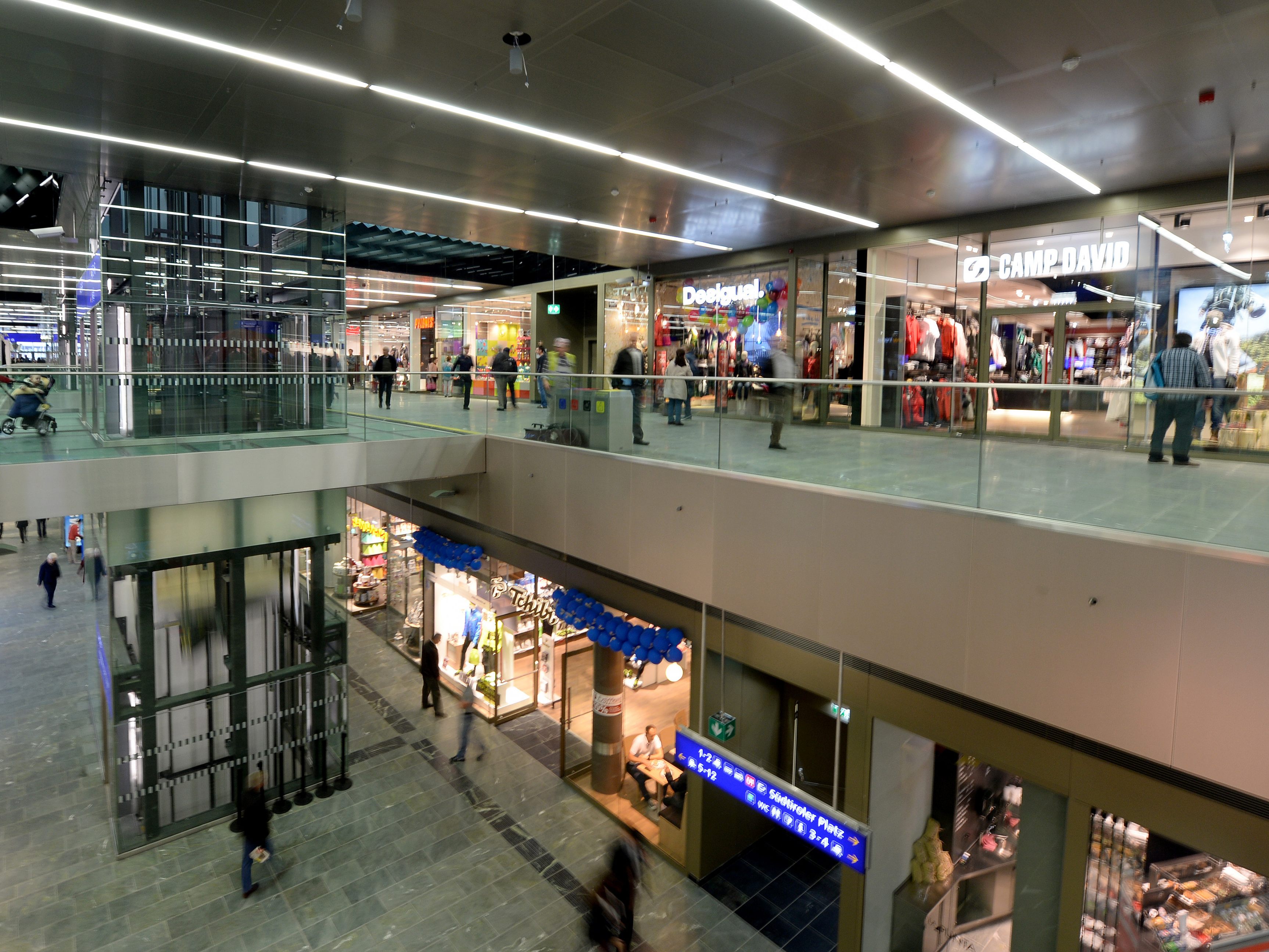 Am Wiener Hauptbahnhof wurden Parfumdiebe festgenommen. Am Wiener Hauptbahnhof wurden Parfumdiebe festgenommen.