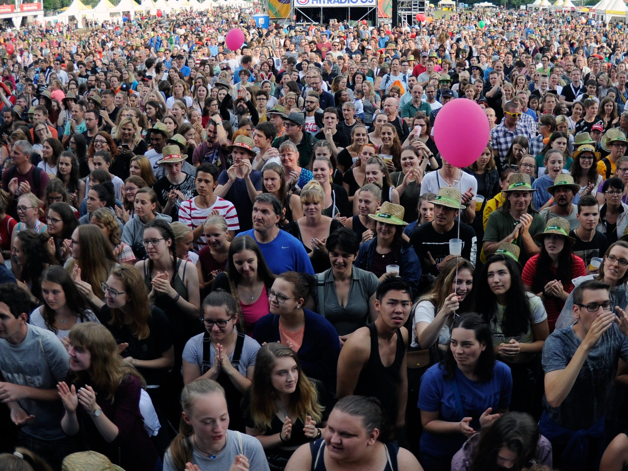 Das Programm auf der großen DIF-Festbühne wird am Samstag von Radio Wien gestaltet. Das Programm auf der großen DIF-Festbühne wird am Samstag von Radio Wien gestaltet.