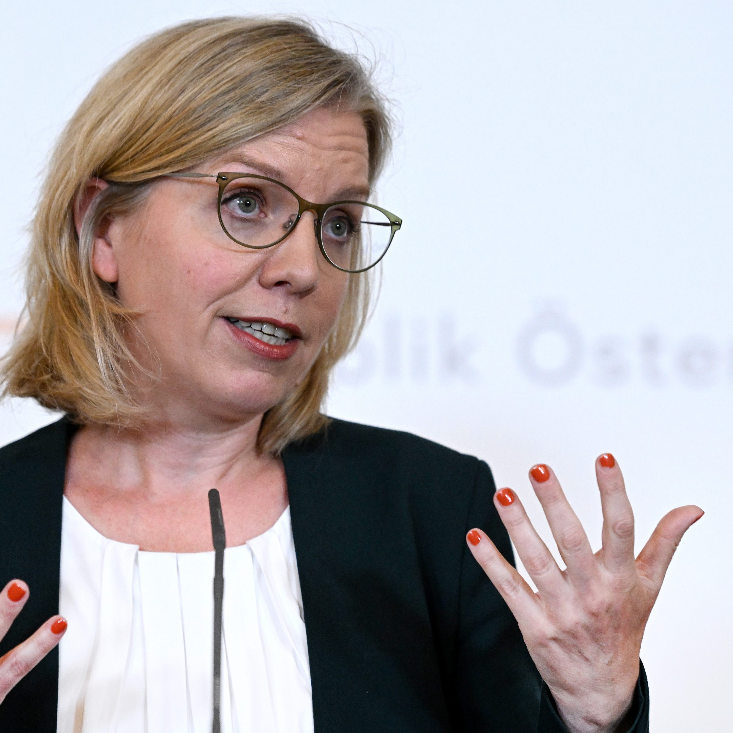 Klimaministerin Leonore Gewessler (Grüne) verteidigte am Sonntag die Verschiebung der CO2-Bepreisung auf Oktober.