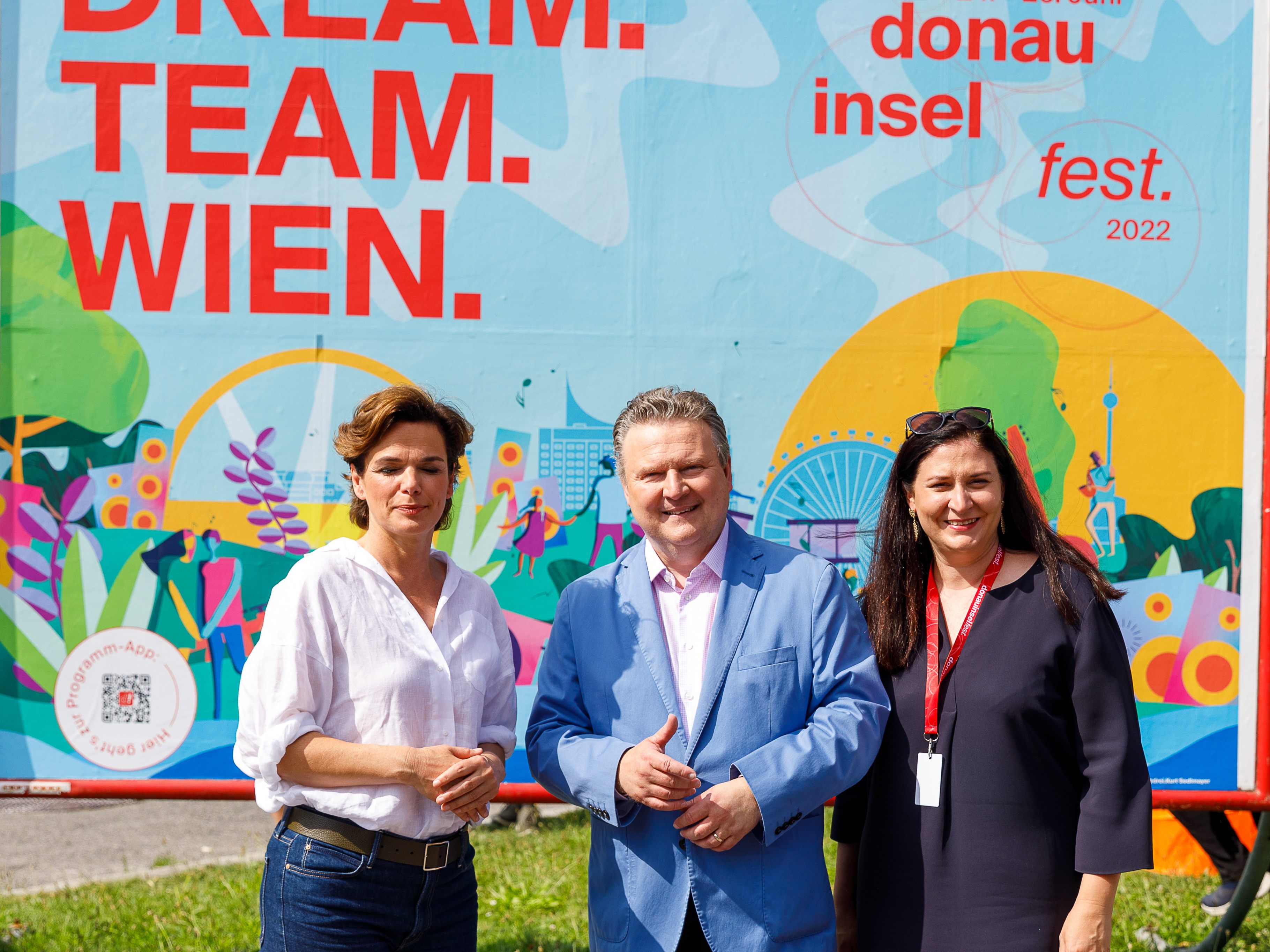 Donauinselfest: Erster Tag mit SPÖ-Politikern beim Blutdruck-Test. Donauinselfest: Erster Tag mit SPÖ-Politikern beim Blutdruck-Test.