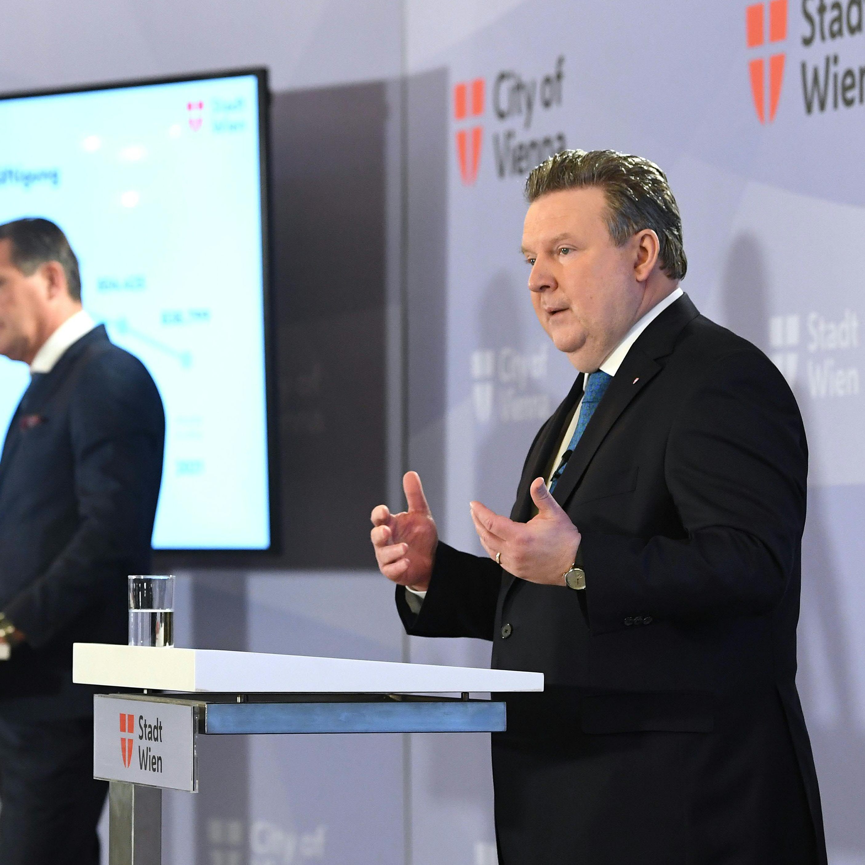 Der Wiener Finanzstadtrat Peter Hanke (SPÖ) und Wiens Bürgermeister Michael Ludwig (SPÖ) stellen am Dienstag Maßnahmen gegen die Teuerung vor.