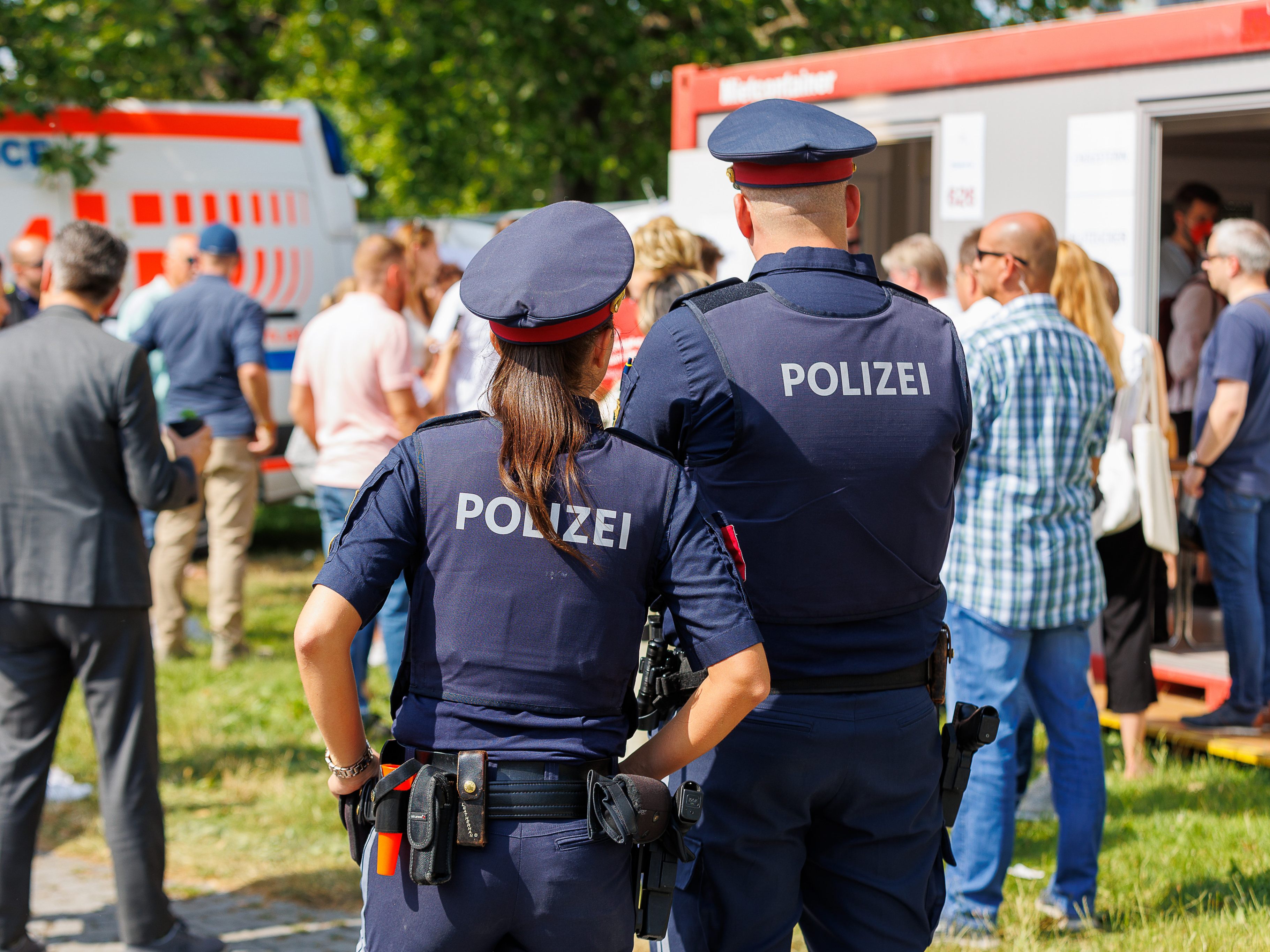 Polizei-Einsatz wegen sexueller Belästigung am Wiener Donauinselfest. Polizei-Einsatz wegen sexueller Belästigung am Wiener Donauinselfest.