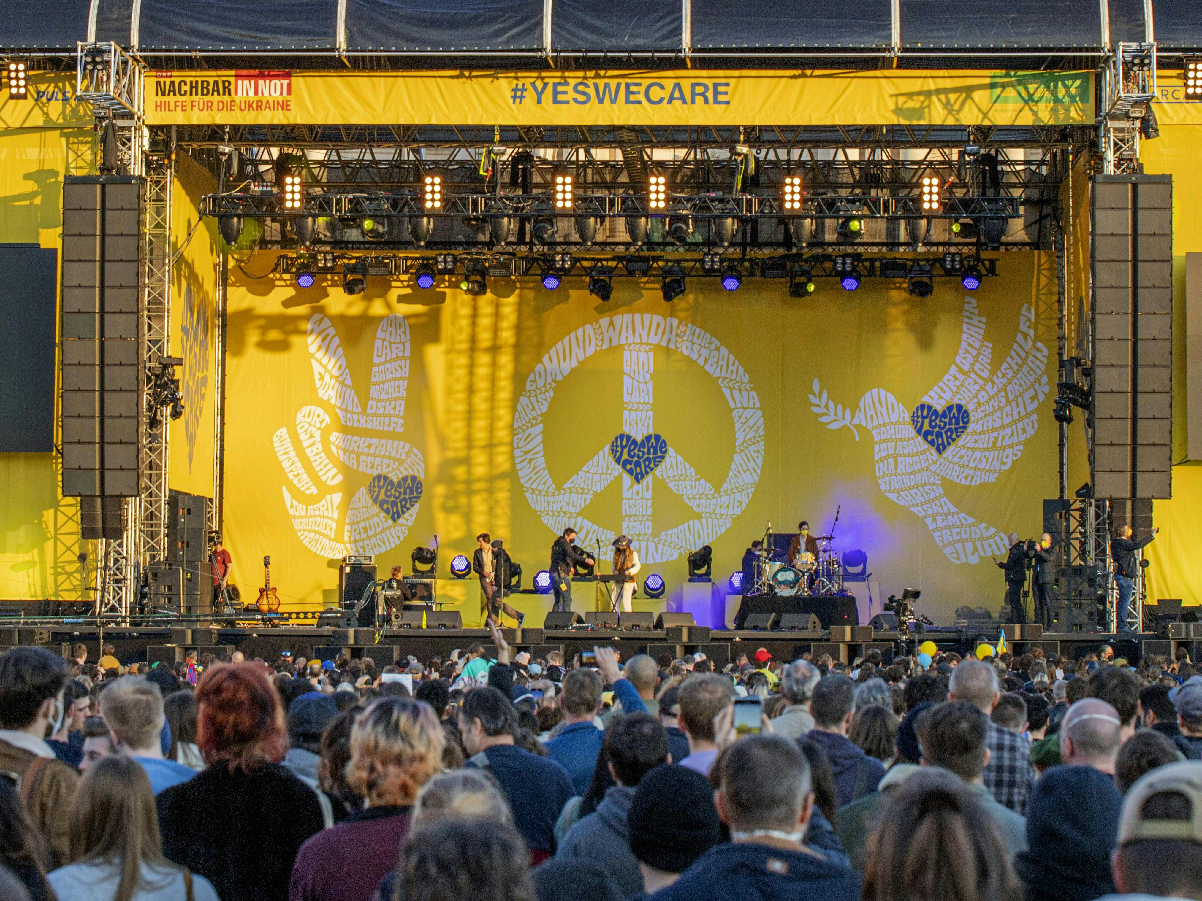 Es haben bereits mehrere Benefizkonzerte für die Ukraine in Wien stattgefunden, so wie das "Yeswecare"-Konzert am Wiener Heldenplatz. Es haben bereits mehrere Benefizkonzerte für die Ukraine in Wien stattgefunden, so wie das "Yeswecare"-Konzert am Wiener Heldenplatz.