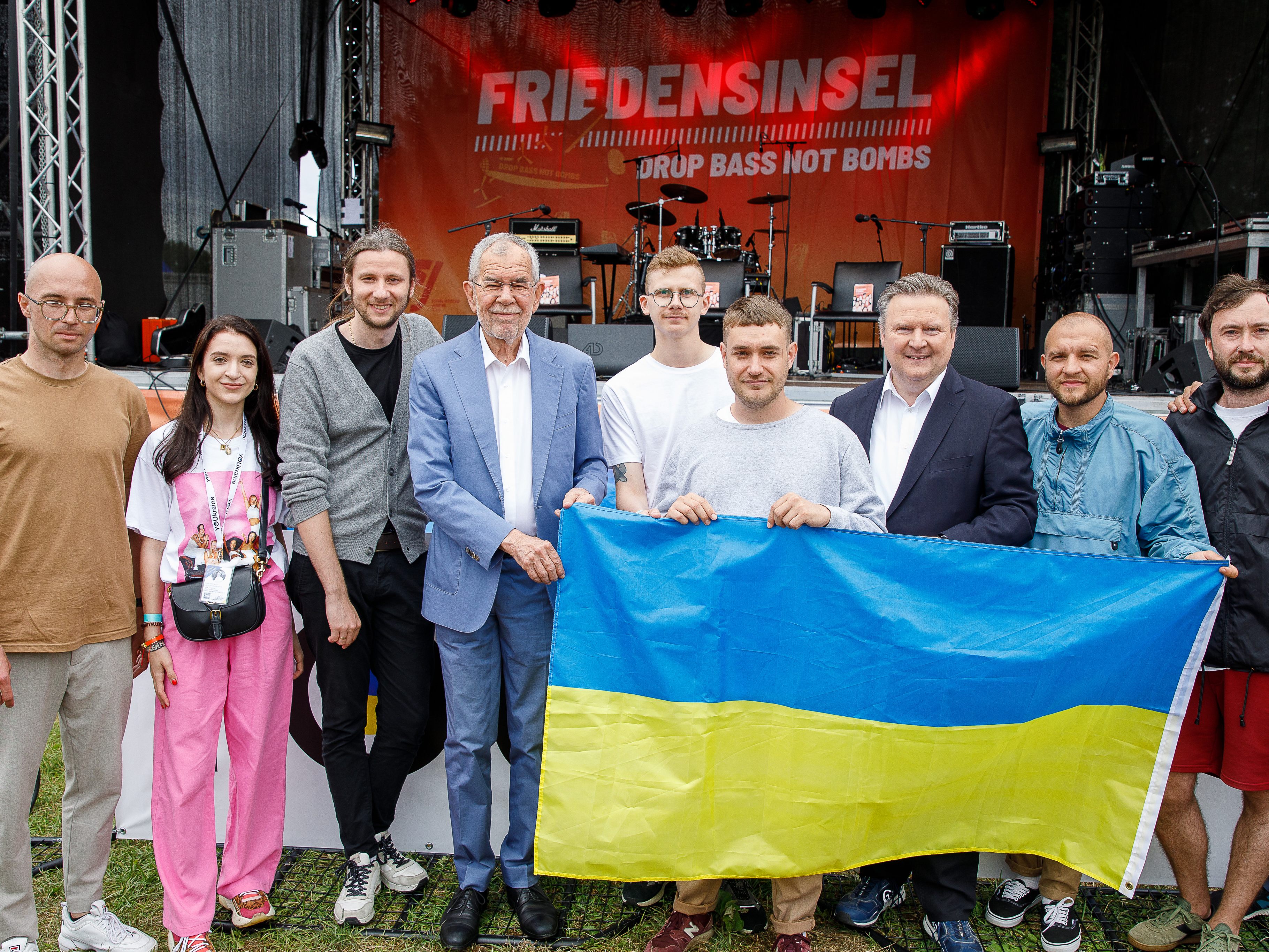 Wiener Donauinselfest: Van der Bellen, Ludwig und Bandmitglieder von "Latexfauna". Wiener Donauinselfest: Van der Bellen, Ludwig und Bandmitglieder von "Latexfauna".