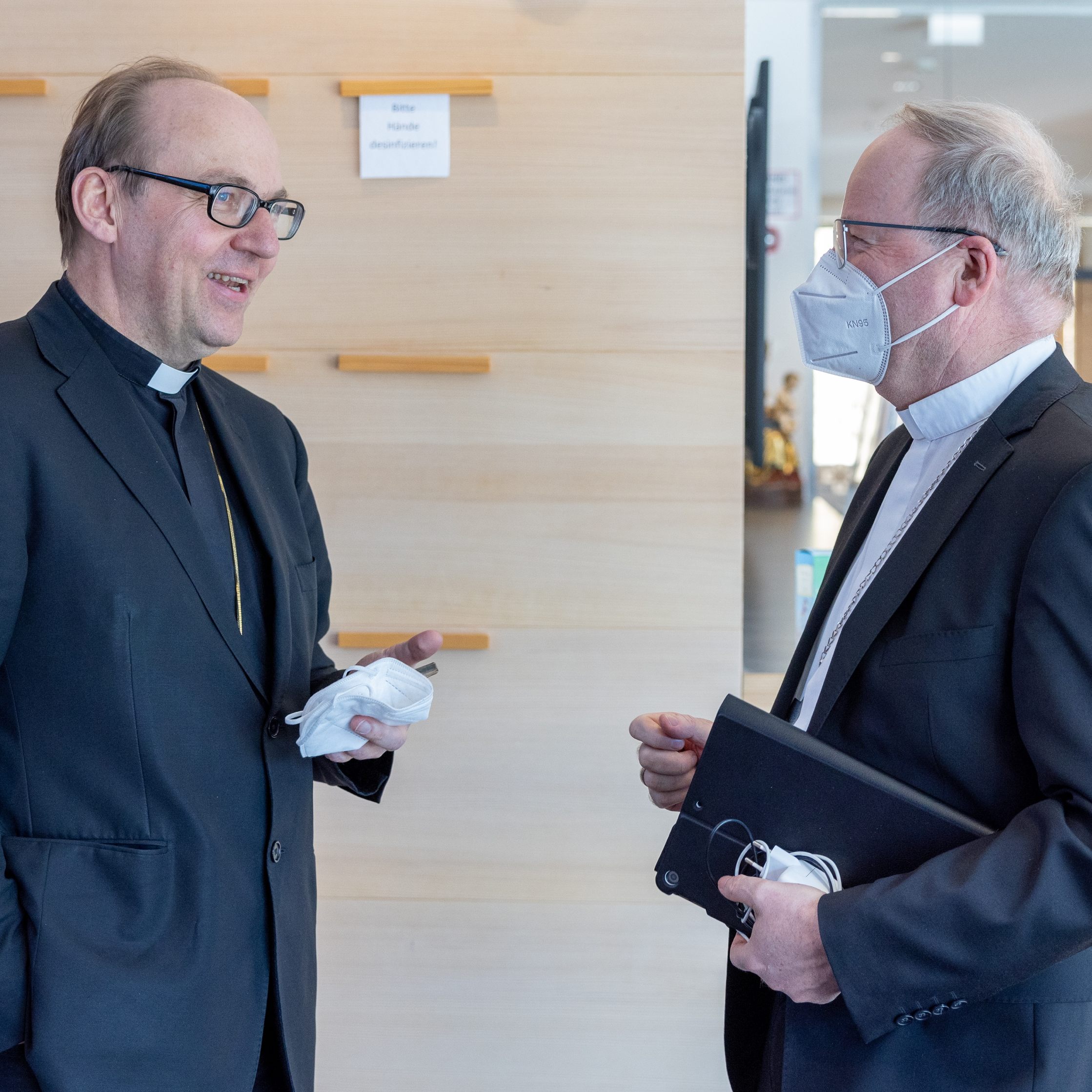 Bischof Glettler und Bischof Elbs bei der Vollversammlung der Bischöfe.