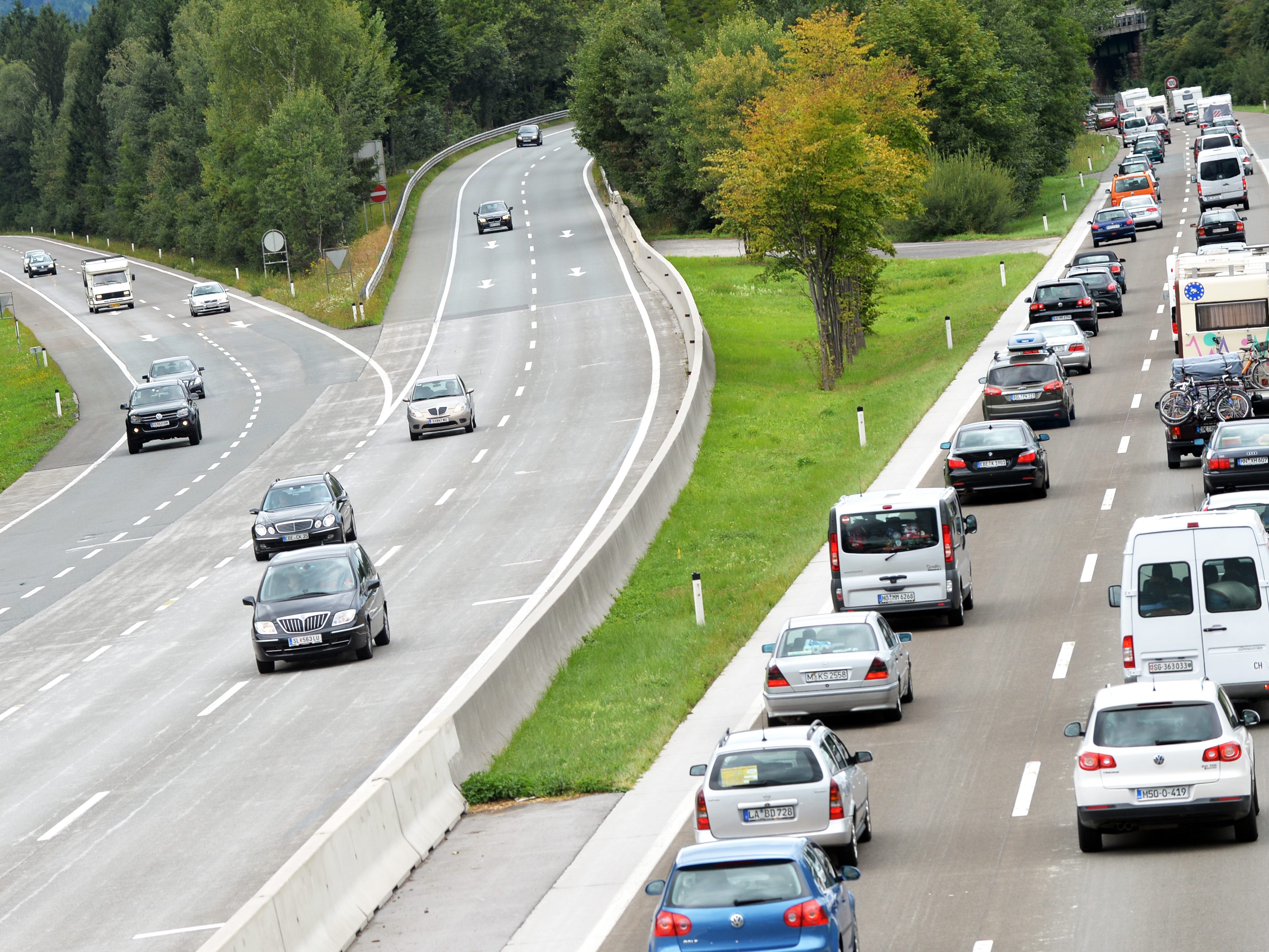 Autofahrer müssen am Pfingstwochenende mit Staus und Verzögerungen rechnen. Autofahrer müssen am Pfingstwochenende mit Staus und Verzögerungen rechnen.