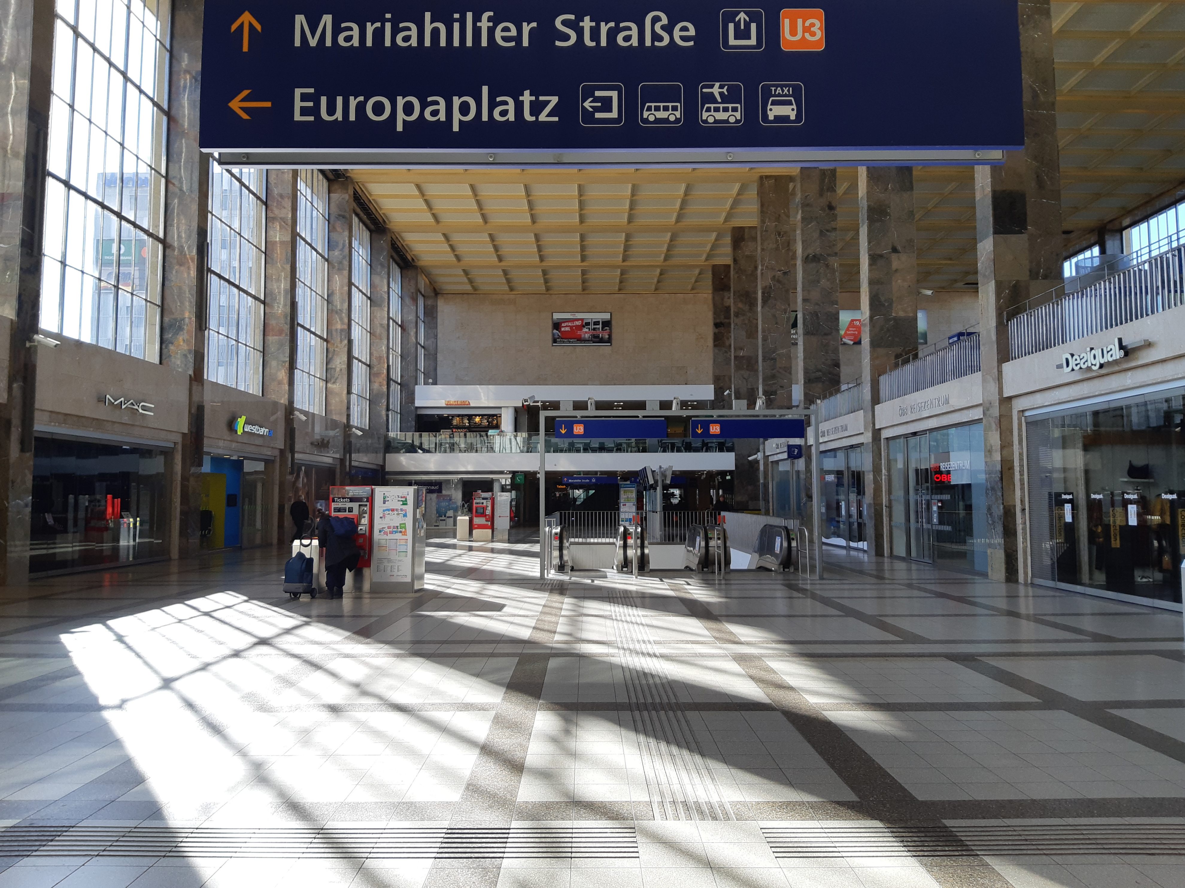 Die Maskenpflicht gilt in Wiener Bahnhöfen aber nicht im Bahnhofsgeschäft.