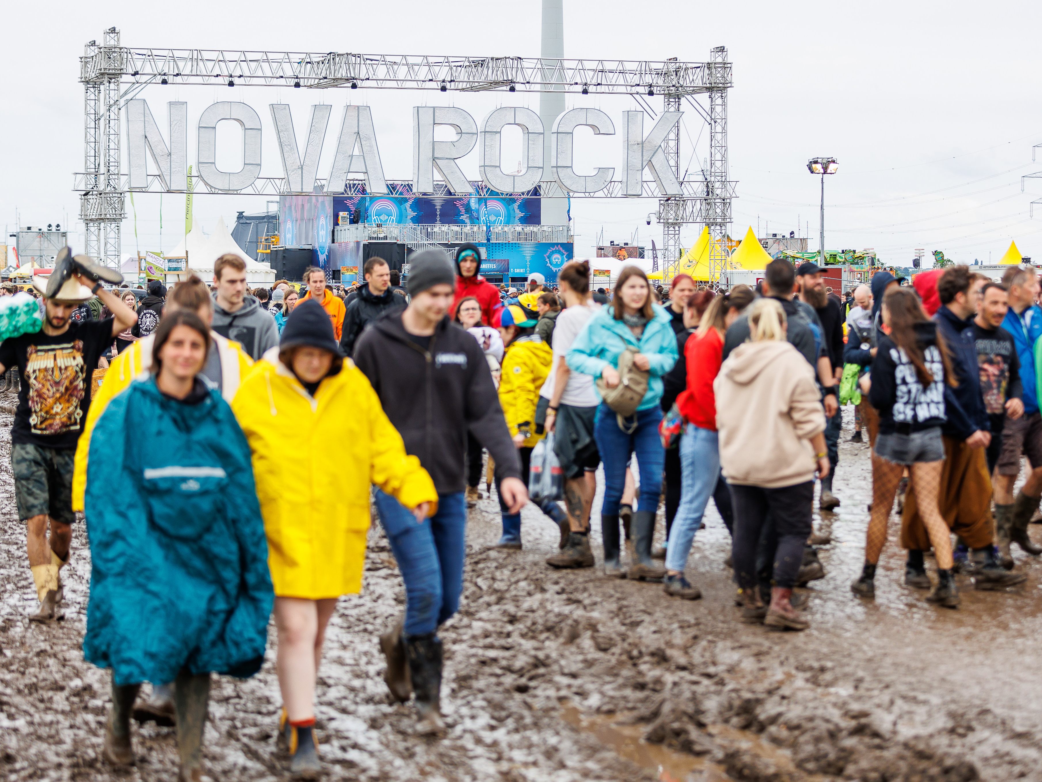 Der erste Tag am Nova Rock 2022 glich einer Schlammschlacht.