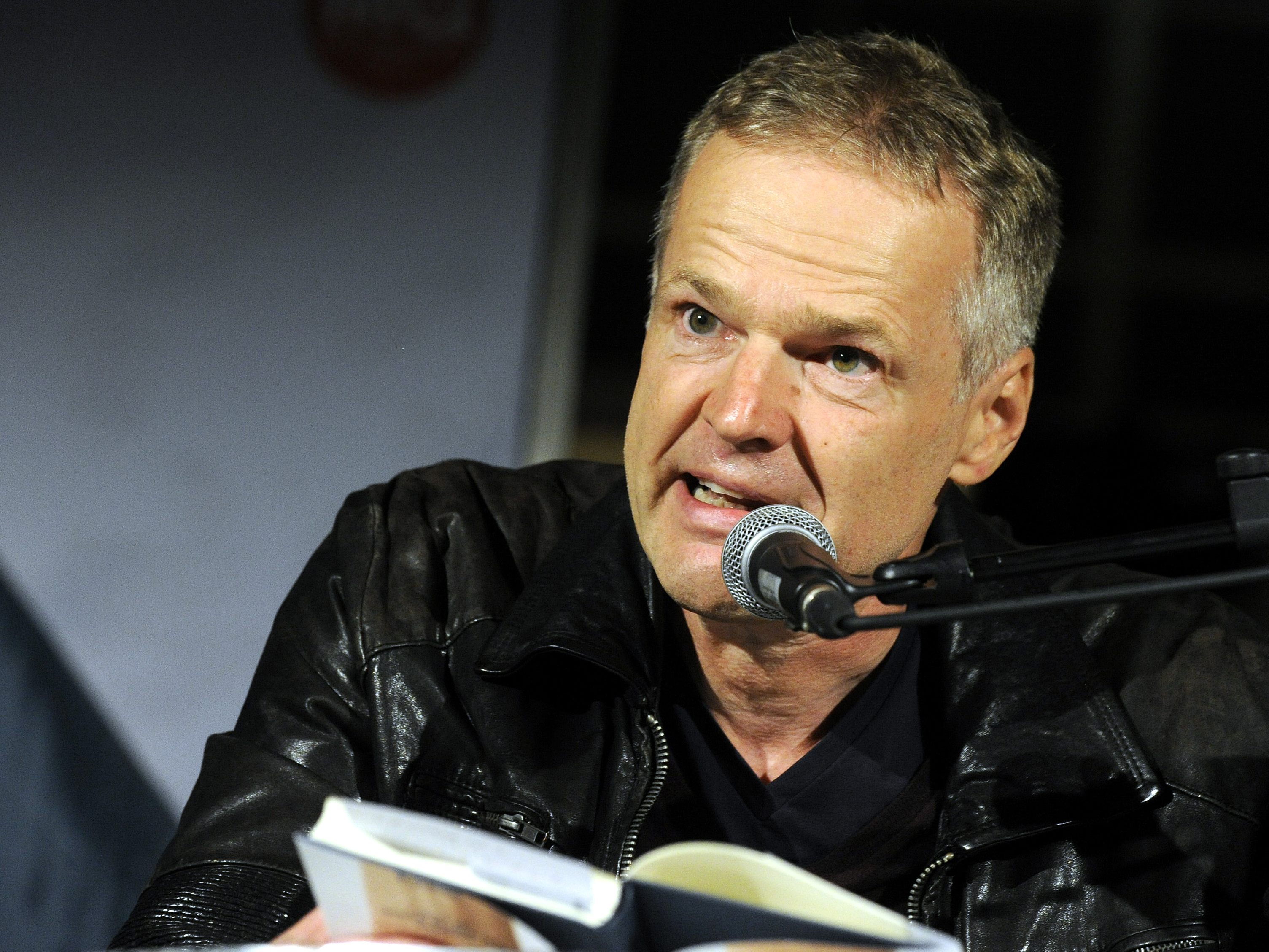 Wolf Haas eröffnet mit dem Krimi "Müll" das O-Töne-Literaturfestival im Wiener MQ