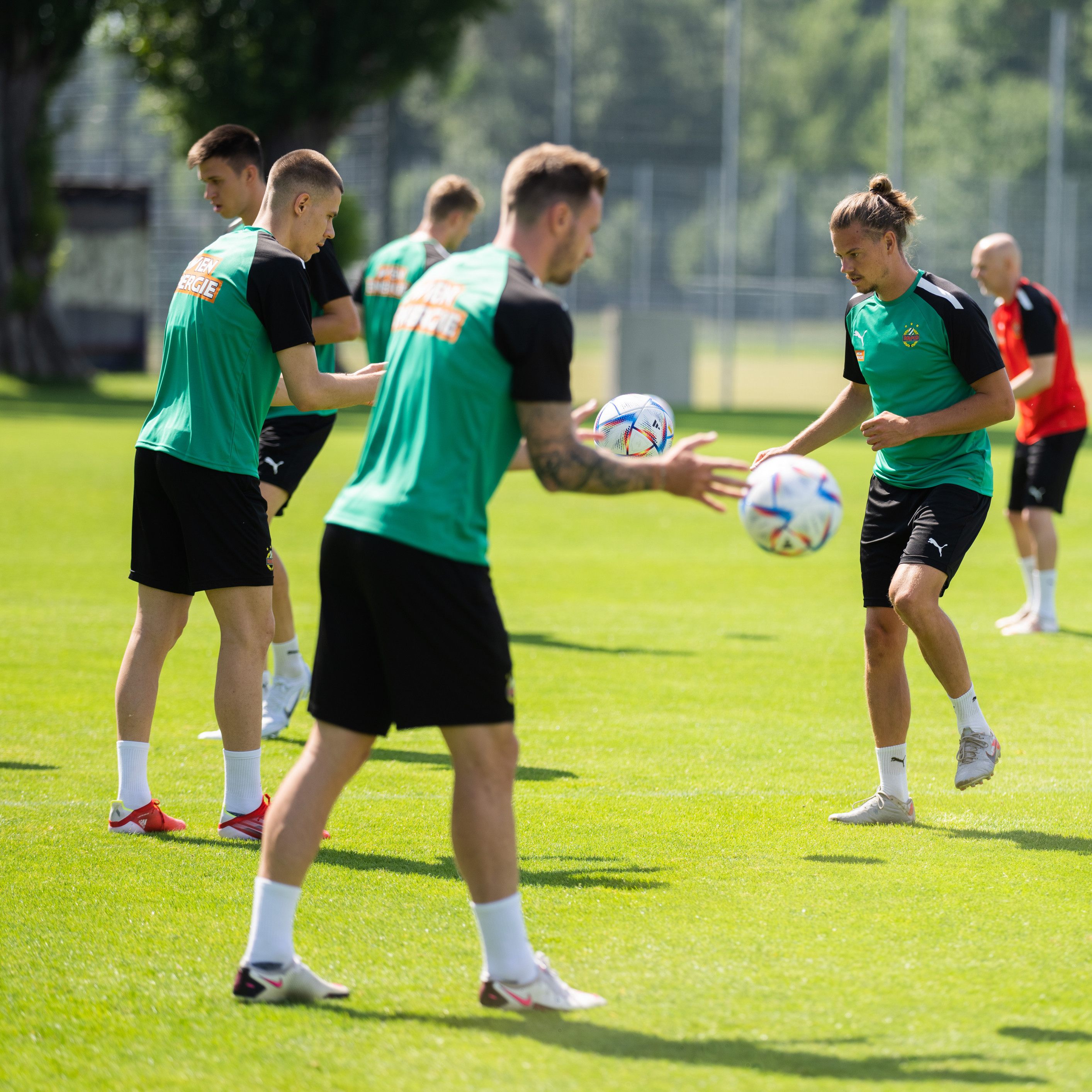 In der ersten Trainingsgruppe sind die Neuzugänge von Rapid Wien dabei.