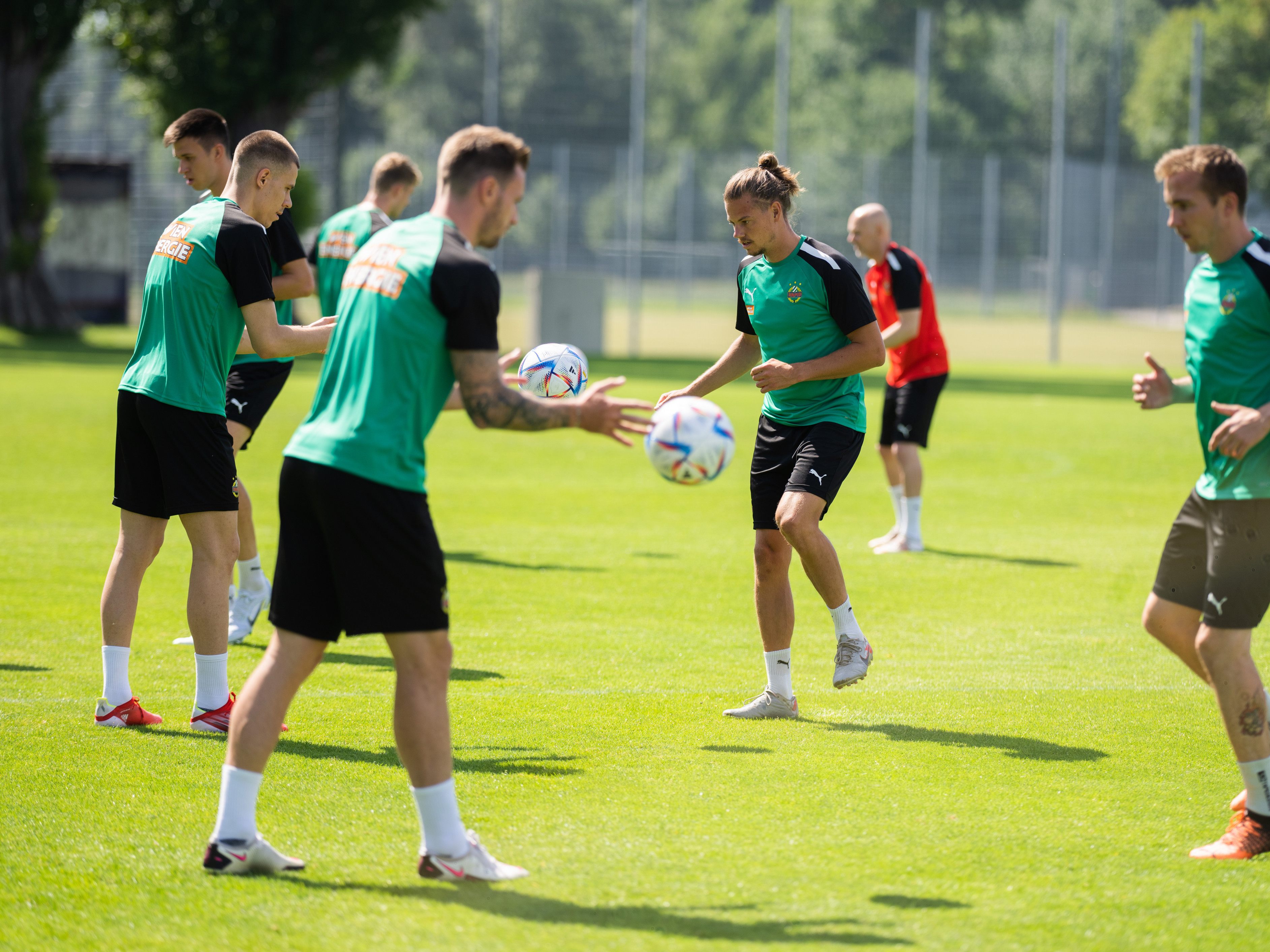 In der ersten Trainingsgruppe sind die Neuzugänge von Rapid Wien dabei. In der ersten Trainingsgruppe sind die Neuzugänge von Rapid Wien dabei.